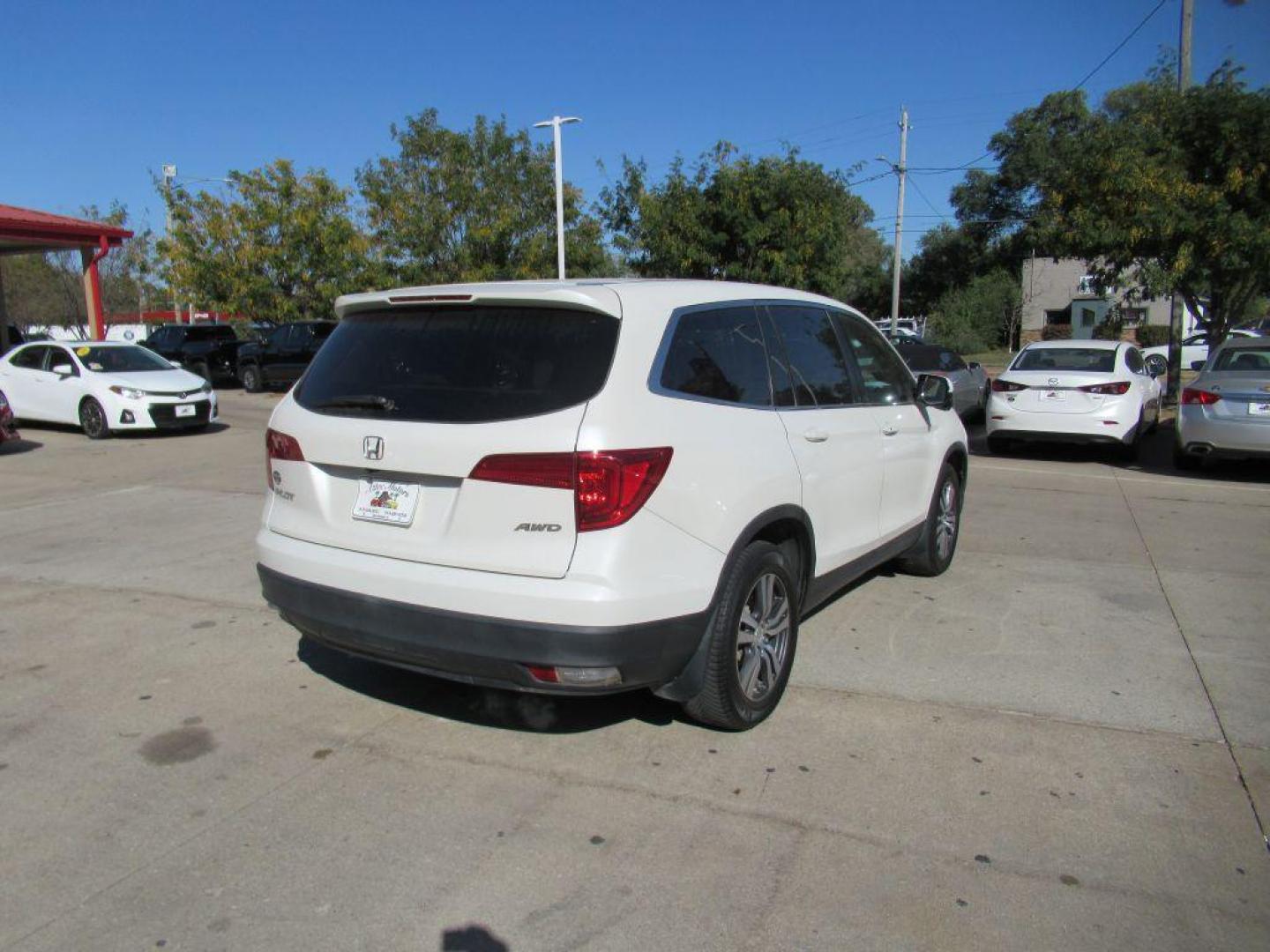 2018 WHITE HONDA PILOT EXL (5FNYF6H52JB) with an 3.5L engine, Automatic transmission, located at 908 SE 14th Street, Des Moines, IA, 50317, (515) 281-0330, 41.580303, -93.597046 - Photo#4