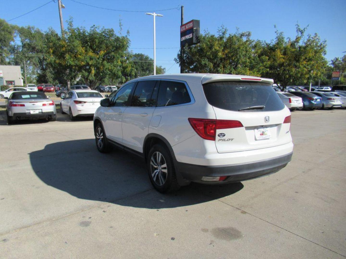 2018 WHITE HONDA PILOT EXL (5FNYF6H52JB) with an 3.5L engine, Automatic transmission, located at 908 SE 14th Street, Des Moines, IA, 50317, (515) 281-0330, 41.580303, -93.597046 - Photo#6