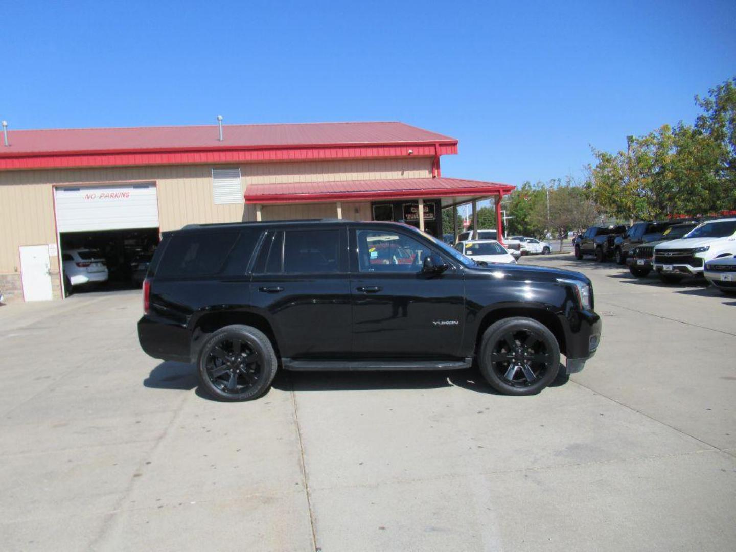 2020 BLACK GMC YUKON SLT (1GKS2BKJXLR) with an 6.2L engine, Automatic transmission, located at 908 SE 14th Street, Des Moines, IA, 50317, (515) 281-0330, 41.580303, -93.597046 - Photo#3