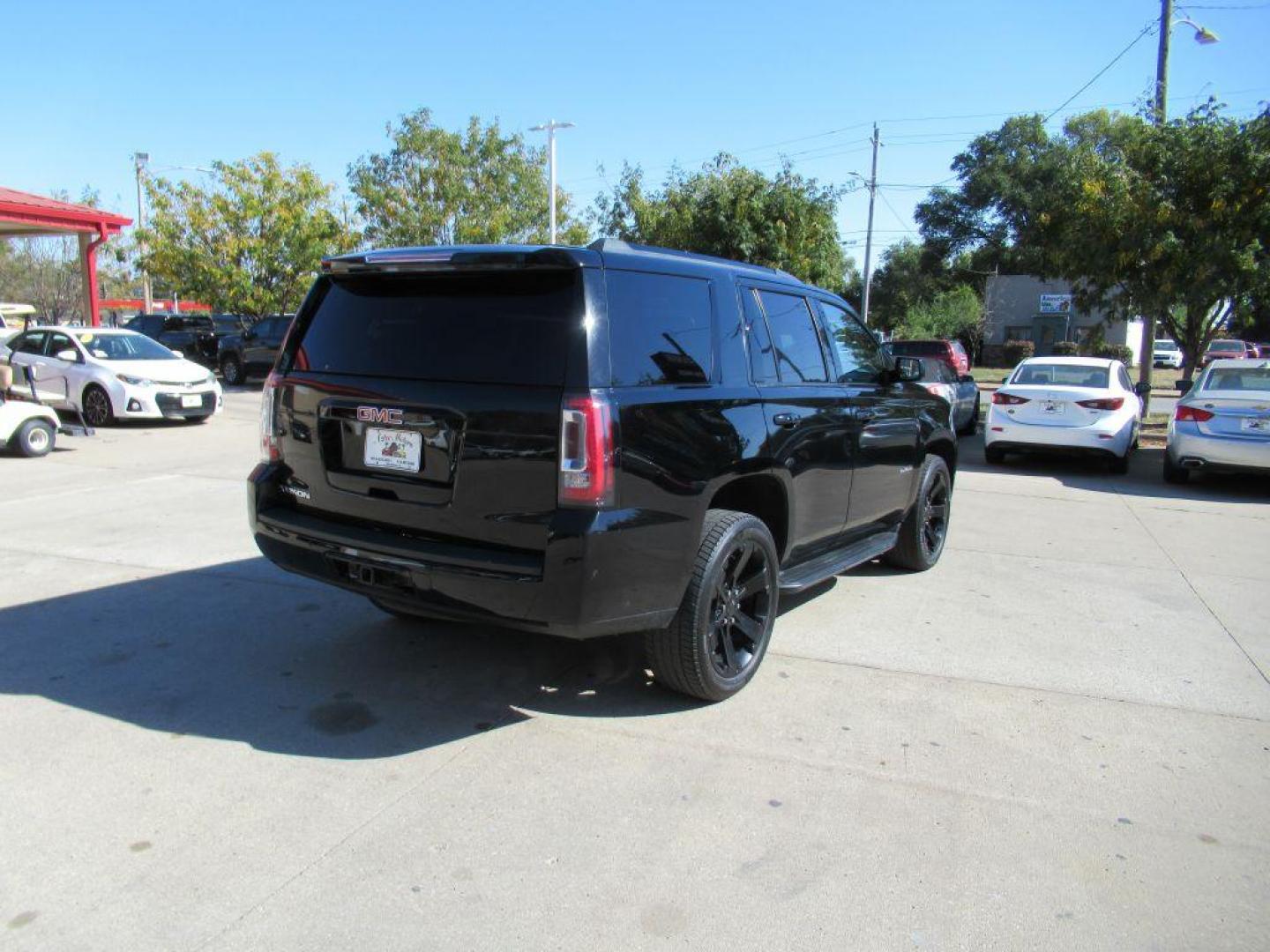 2020 BLACK GMC YUKON SLT (1GKS2BKJXLR) with an 6.2L engine, Automatic transmission, located at 908 SE 14th Street, Des Moines, IA, 50317, (515) 281-0330, 41.580303, -93.597046 - Photo#4