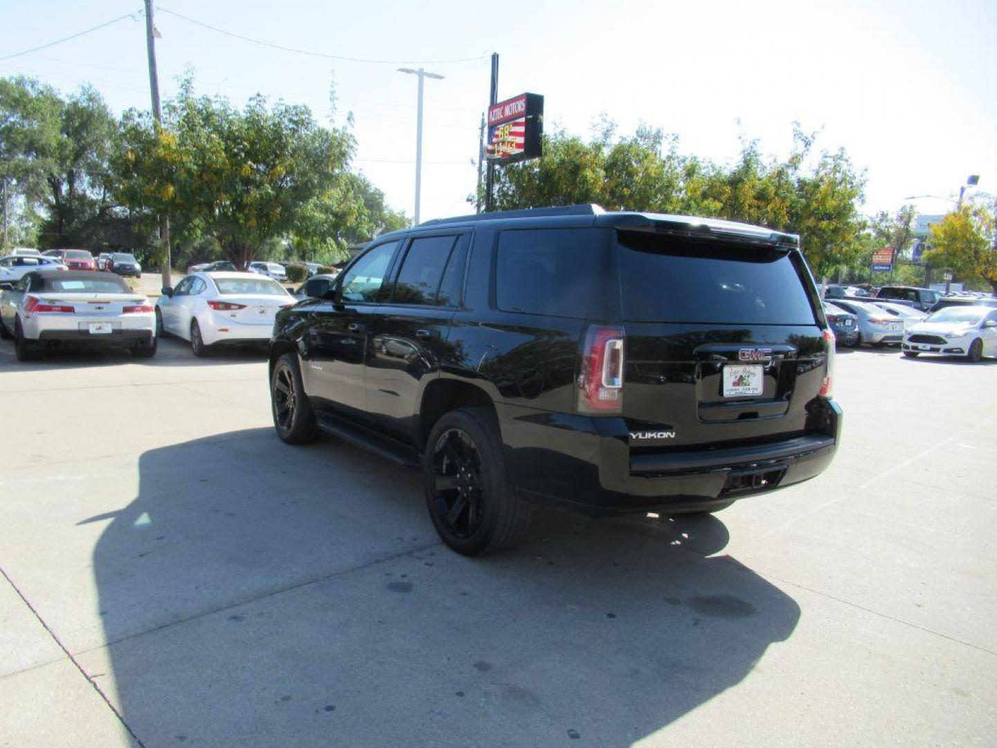 2020 BLACK GMC YUKON SLT (1GKS2BKJXLR) with an 6.2L engine, Automatic transmission, located at 908 SE 14th Street, Des Moines, IA, 50317, (515) 281-0330, 41.580303, -93.597046 - Photo#6