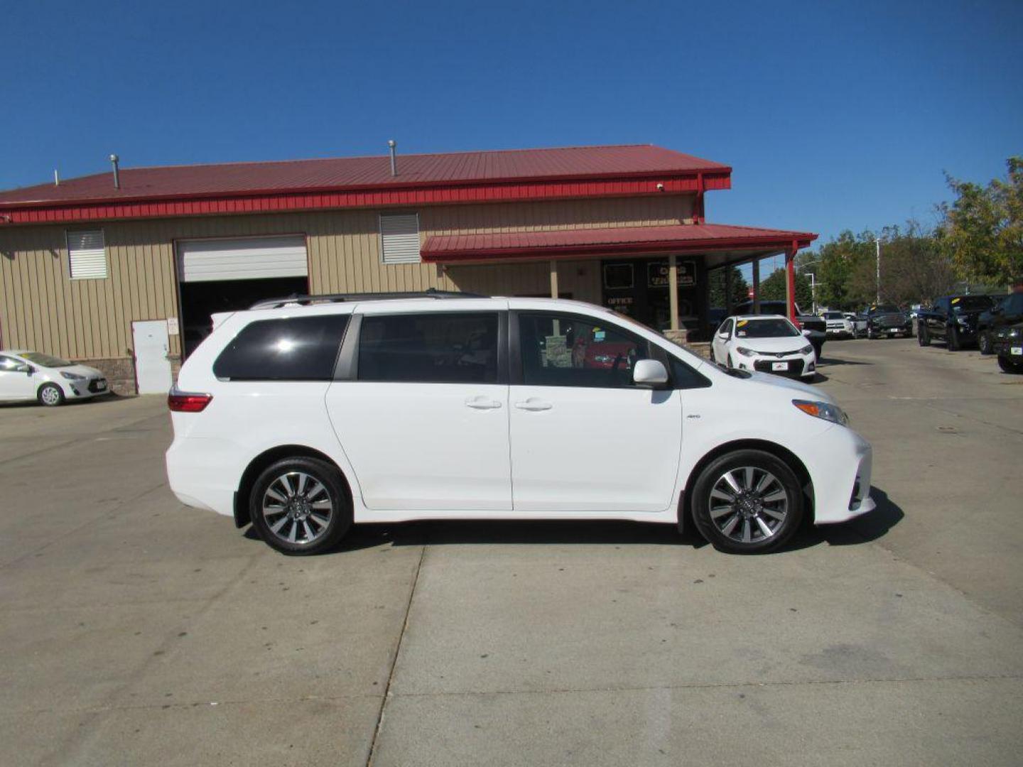 2020 WHITE TOYOTA SIENNA LE (5TDJZ3DC1LS) with an 3.5L engine, Automatic transmission, located at 908 SE 14th Street, Des Moines, IA, 50317, (515) 281-0330, 41.580303, -93.597046 - Photo#3