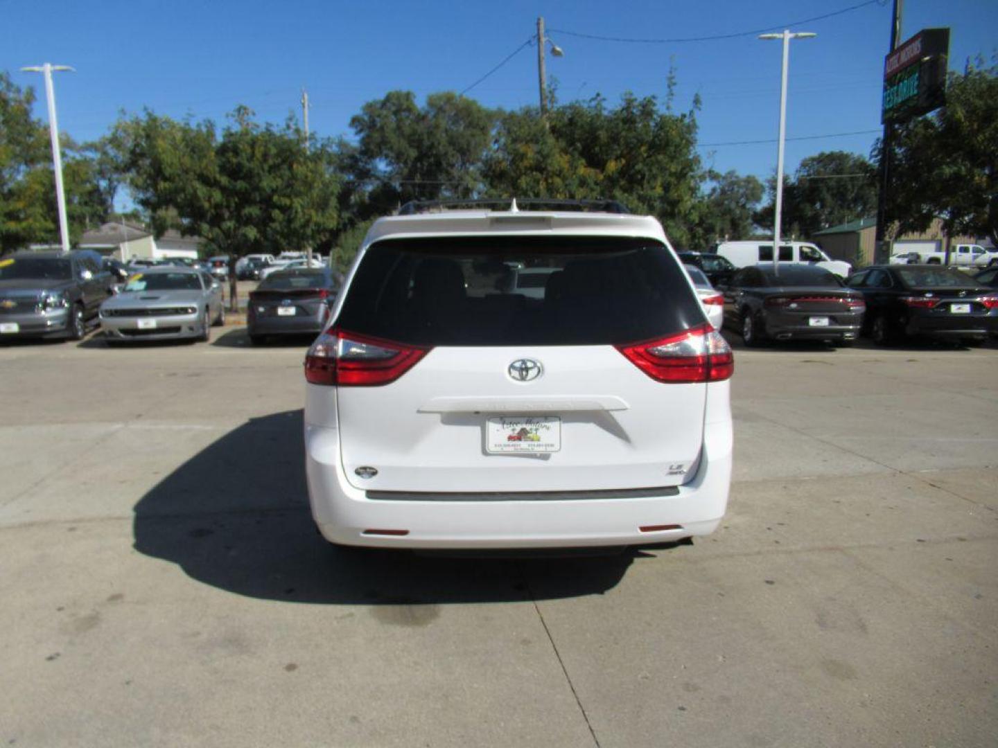 2020 WHITE TOYOTA SIENNA LE (5TDJZ3DC1LS) with an 3.5L engine, Automatic transmission, located at 908 SE 14th Street, Des Moines, IA, 50317, (515) 281-0330, 41.580303, -93.597046 - Photo#5