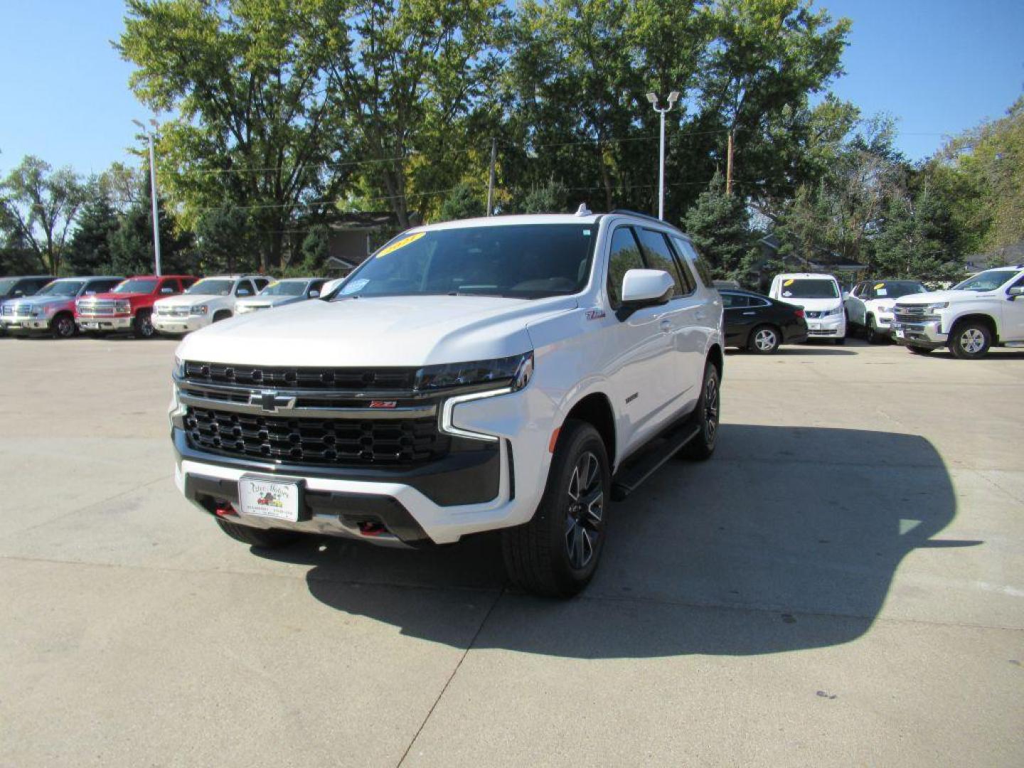 2021 WHITE CHEVROLET TAHOE 1500 Z71 (1GNSKPKD2MR) with an 5.3L engine, Automatic transmission, located at 908 SE 14th Street, Des Moines, IA, 50317, (515) 281-0330, 41.580303, -93.597046 - Photo#0