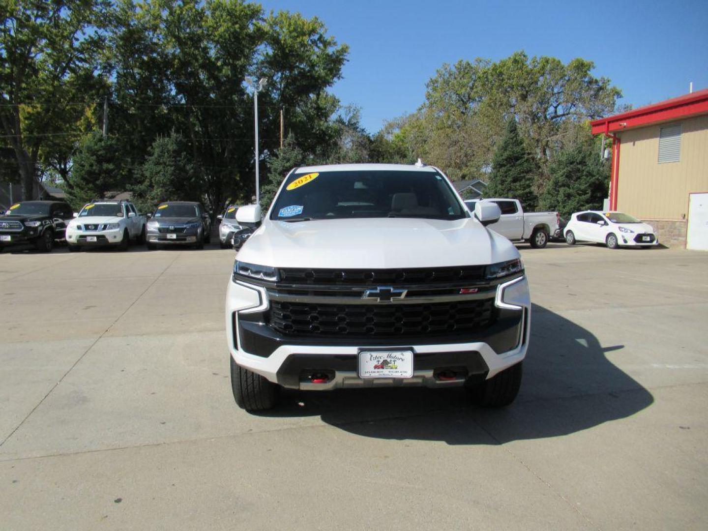 2021 WHITE CHEVROLET TAHOE 1500 Z71 (1GNSKPKD2MR) with an 5.3L engine, Automatic transmission, located at 908 SE 14th Street, Des Moines, IA, 50317, (515) 281-0330, 41.580303, -93.597046 - Photo#1