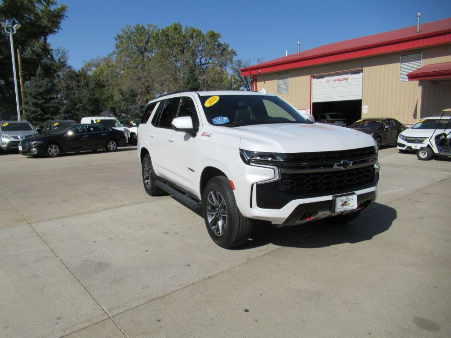 2021 WHITE CHEVROLET TAHOE 1500 Z71 (1GNSKPKD2MR) with an 5.3L engine, Automatic transmission, located at 908 SE 14th Street, Des Moines, IA, 50317, (515) 281-0330, 41.580303, -93.597046 - Photo#2