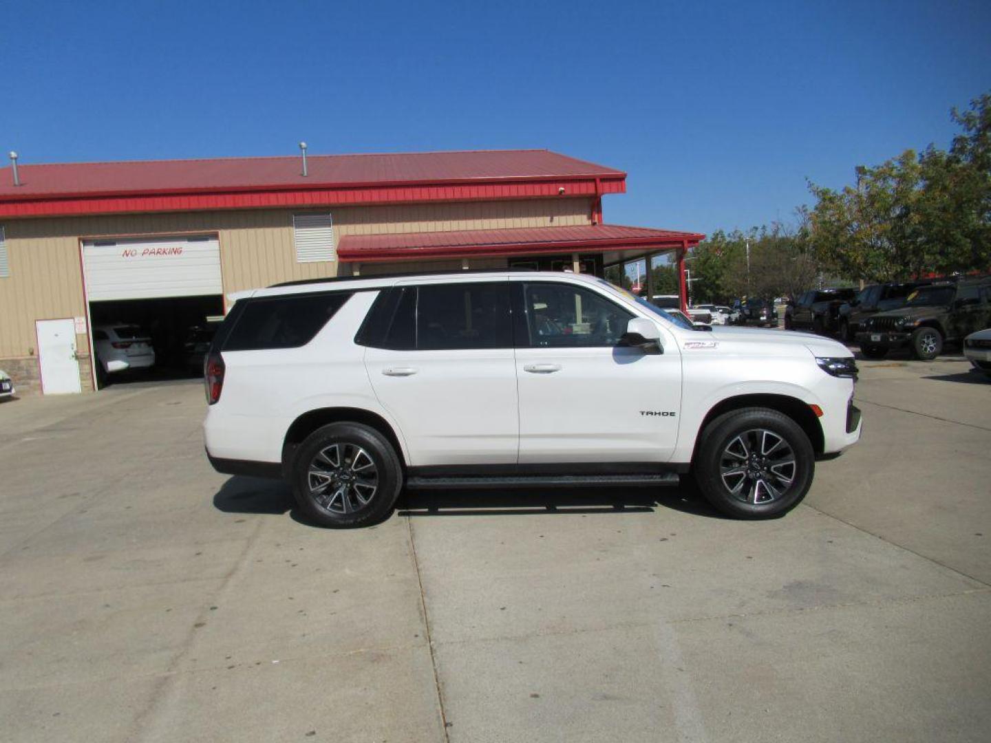 2021 WHITE CHEVROLET TAHOE 1500 Z71 (1GNSKPKD2MR) with an 5.3L engine, Automatic transmission, located at 908 SE 14th Street, Des Moines, IA, 50317, (515) 281-0330, 41.580303, -93.597046 - Photo#3