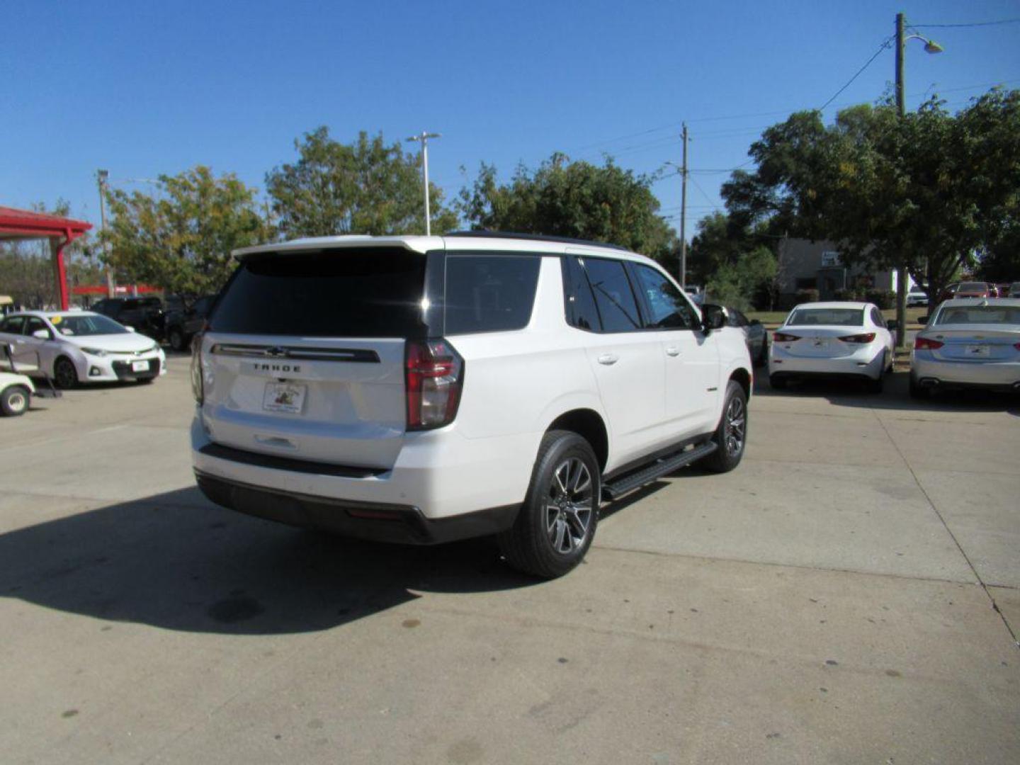 2021 WHITE CHEVROLET TAHOE 1500 Z71 (1GNSKPKD2MR) with an 5.3L engine, Automatic transmission, located at 908 SE 14th Street, Des Moines, IA, 50317, (515) 281-0330, 41.580303, -93.597046 - Photo#4