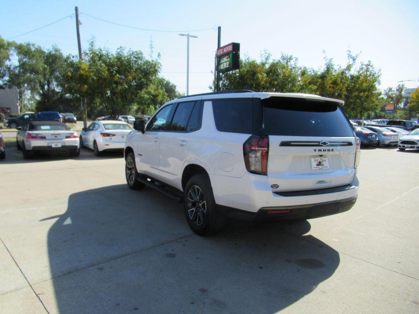 2021 WHITE CHEVROLET TAHOE 1500 Z71 (1GNSKPKD2MR) with an 5.3L engine, Automatic transmission, located at 908 SE 14th Street, Des Moines, IA, 50317, (515) 281-0330, 41.580303, -93.597046 - Photo#6