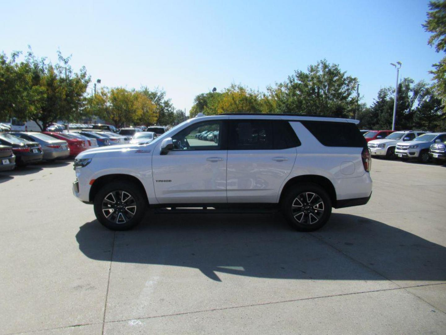 2021 WHITE CHEVROLET TAHOE 1500 Z71 (1GNSKPKD2MR) with an 5.3L engine, Automatic transmission, located at 908 SE 14th Street, Des Moines, IA, 50317, (515) 281-0330, 41.580303, -93.597046 - Photo#7