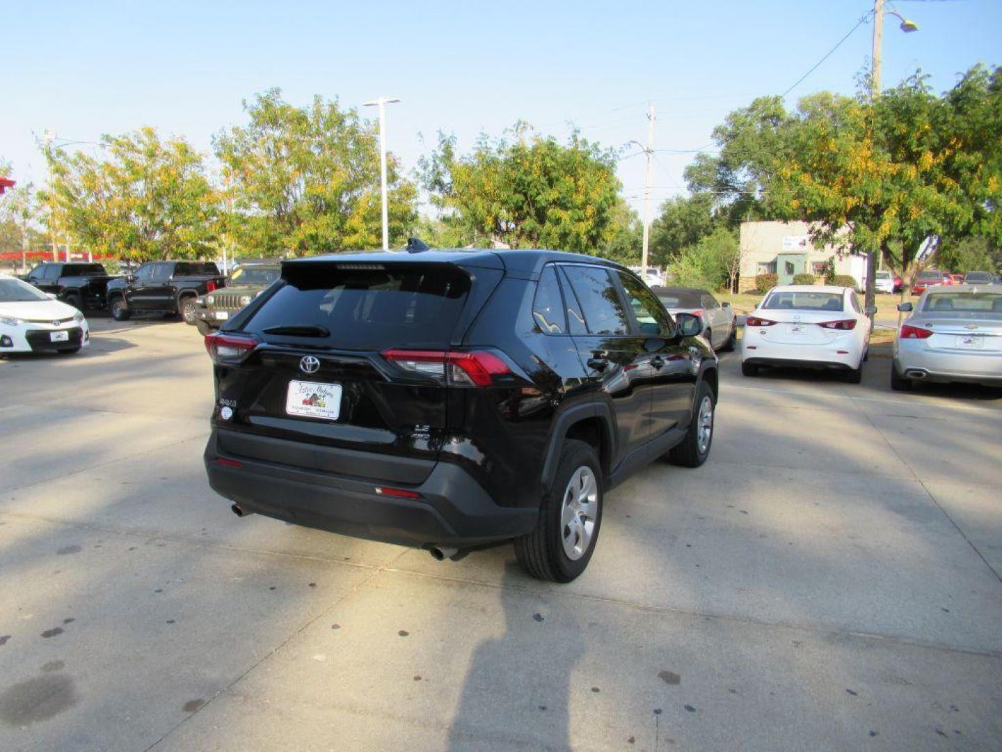 2022 BLACK TOYOTA RAV4 LE (2T3F1RFV5NW) with an 2.5L engine, Automatic transmission, located at 908 SE 14th Street, Des Moines, IA, 50317, (515) 281-0330, 41.580303, -93.597046 - Photo#4