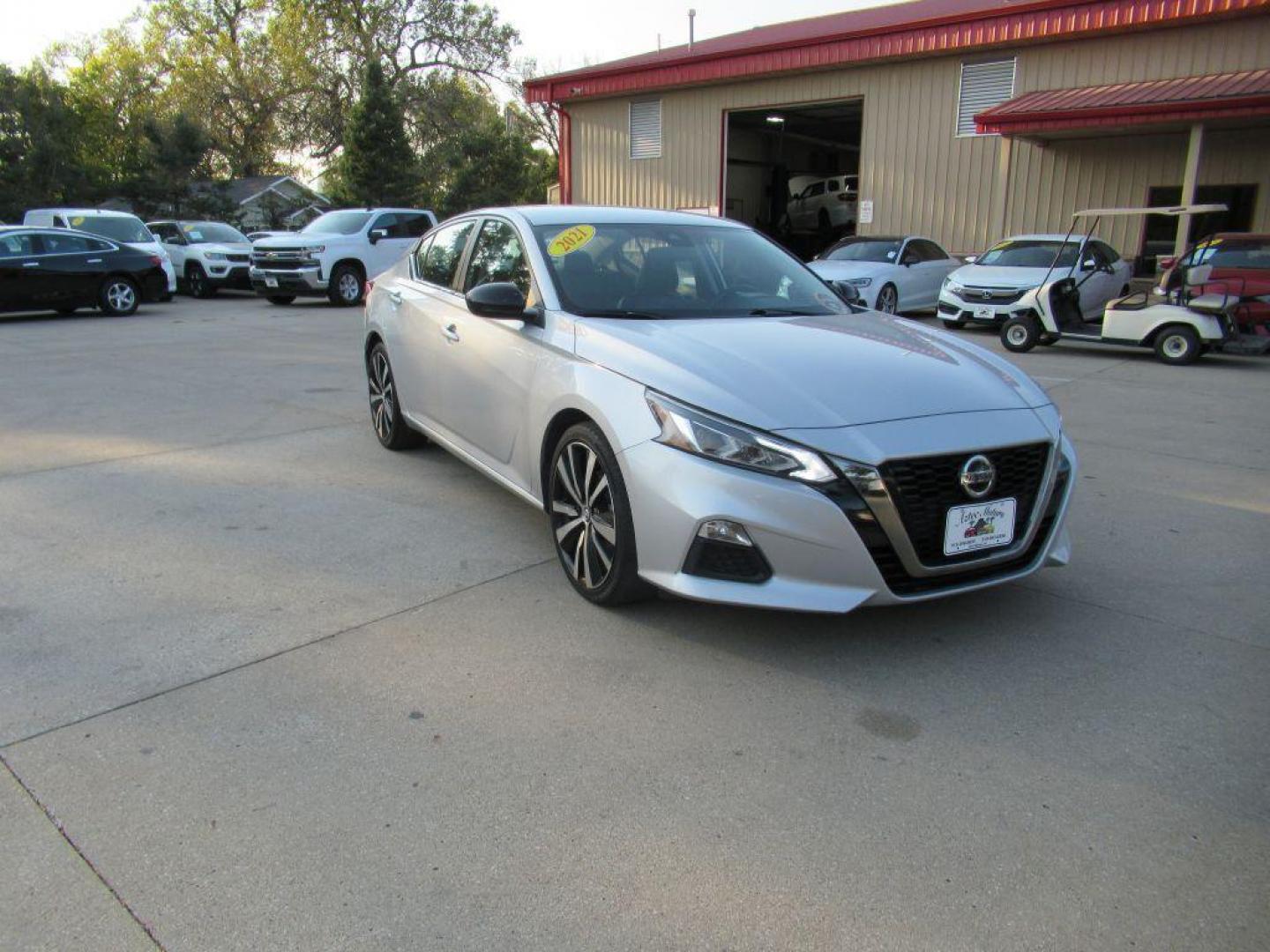 2021 SILVER NISSAN ALTIMA SR (1N4BL4CV2MN) with an 2.5L engine, Continuously Variable transmission, located at 908 SE 14th Street, Des Moines, IA, 50317, (515) 281-0330, 41.580303, -93.597046 - Photo#2