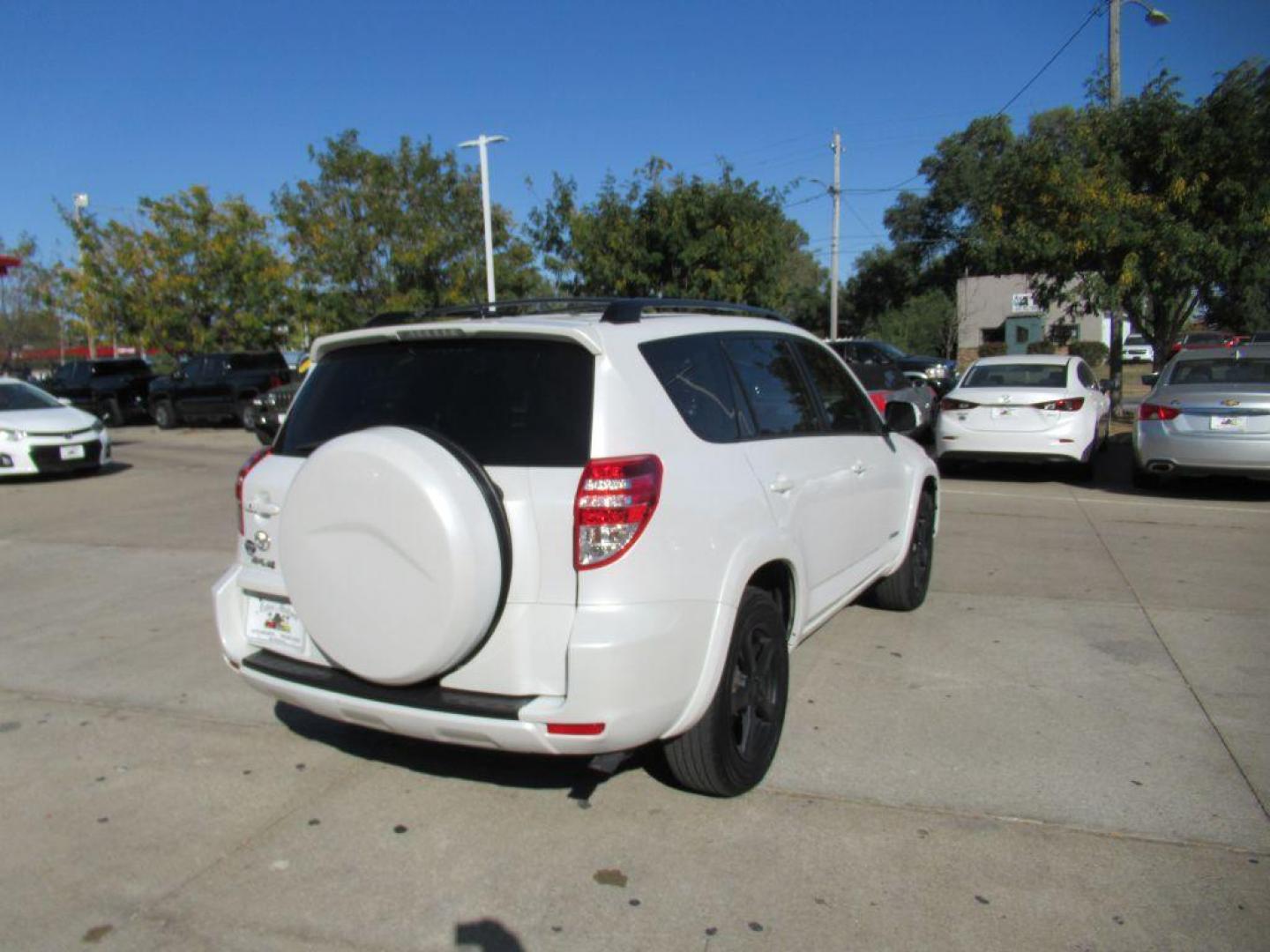 2012 WHITE TOYOTA RAV4 LIMITED (2T3YF4DV3CW) with an 2.5L engine, Automatic transmission, located at 908 SE 14th Street, Des Moines, IA, 50317, (515) 281-0330, 41.580303, -93.597046 - Photo#4