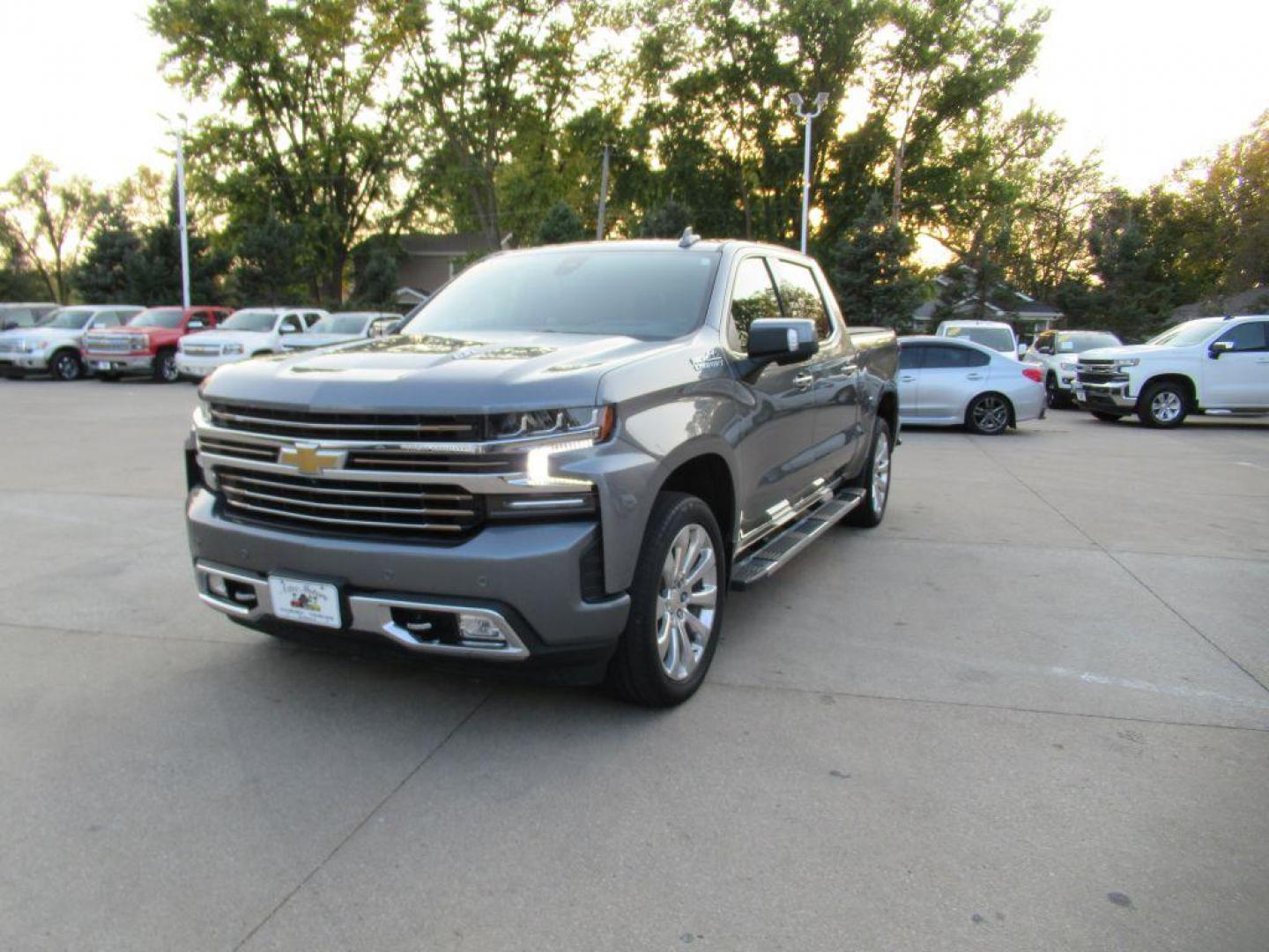 2021 GRAY CHEVROLET SILVERADO 1500 HIGH COUNTRY (3GCUYHEL3MG) with an 6.2L engine, Automatic transmission, located at 908 SE 14th Street, Des Moines, IA, 50317, (515) 281-0330, 41.580303, -93.597046 - Photo#0