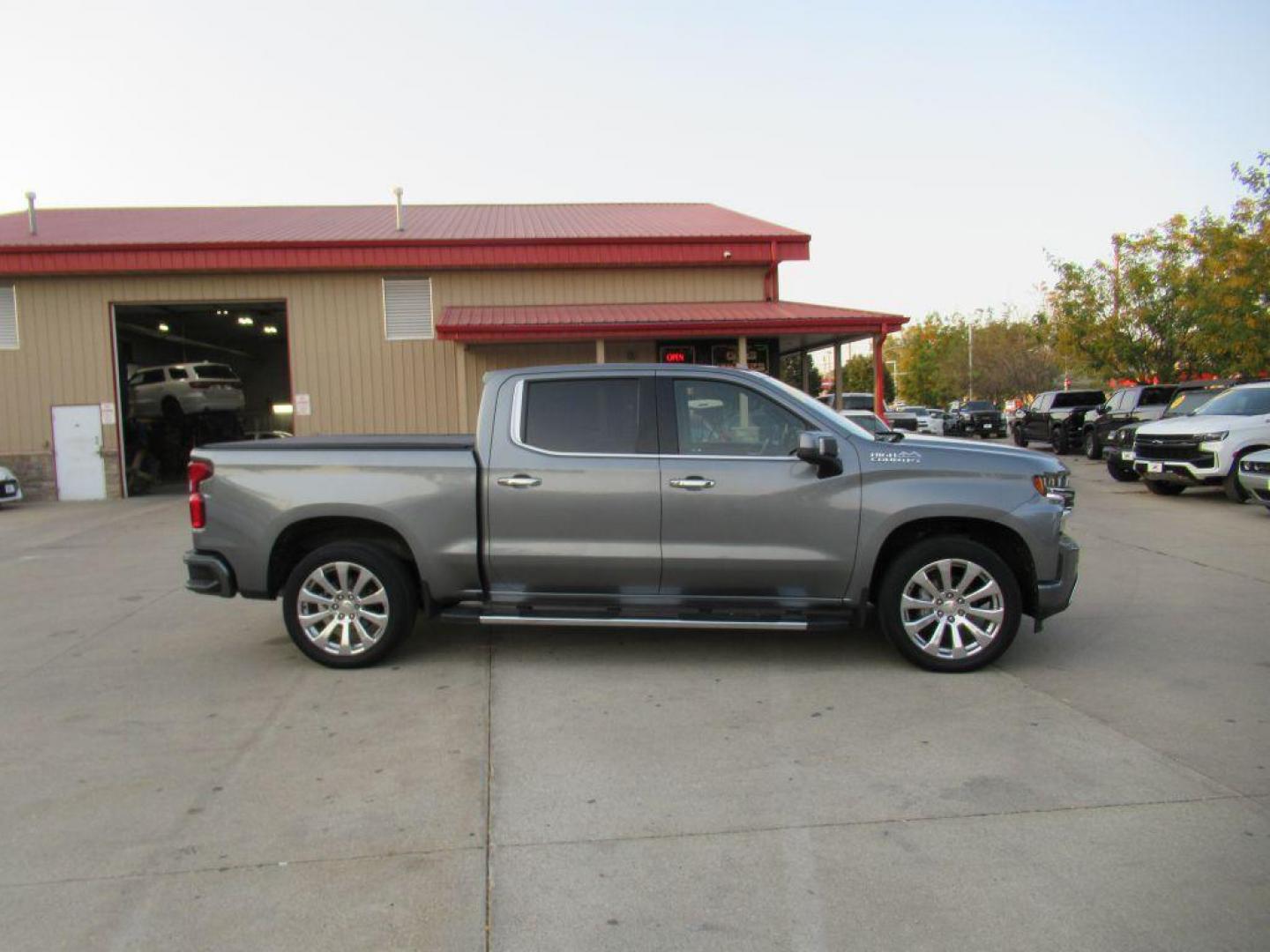 2021 GRAY CHEVROLET SILVERADO 1500 HIGH COUNTRY (3GCUYHEL3MG) with an 6.2L engine, Automatic transmission, located at 908 SE 14th Street, Des Moines, IA, 50317, (515) 281-0330, 41.580303, -93.597046 - Photo#3