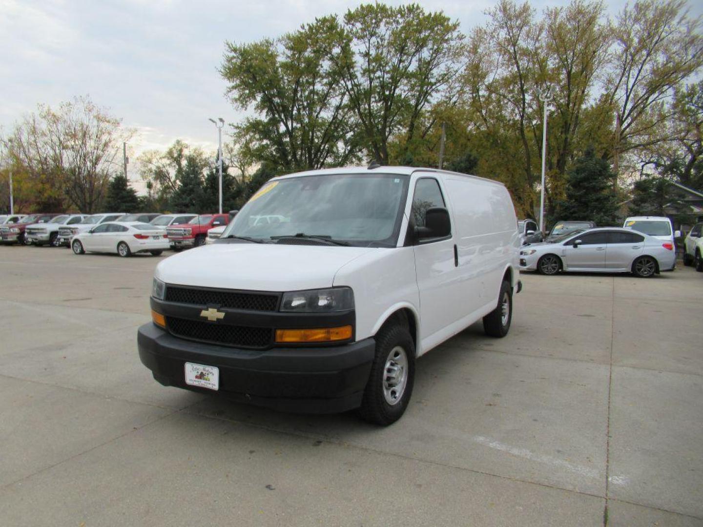 2020 WHITE CHEVROLET EXPRESS G2500 (1GCWGAFGXL1) with an 6.0L engine, Automatic transmission, located at 908 SE 14th Street, Des Moines, IA, 50317, (515) 281-0330, 41.580303, -93.597046 - Photo#0