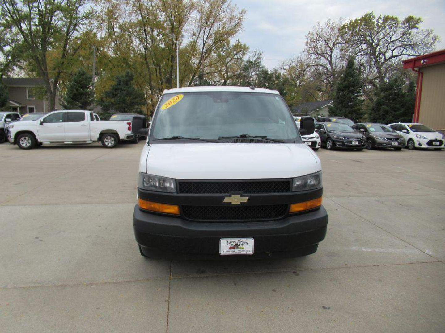 2020 WHITE CHEVROLET EXPRESS G2500 (1GCWGAFGXL1) with an 6.0L engine, Automatic transmission, located at 908 SE 14th Street, Des Moines, IA, 50317, (515) 281-0330, 41.580303, -93.597046 - Photo#1