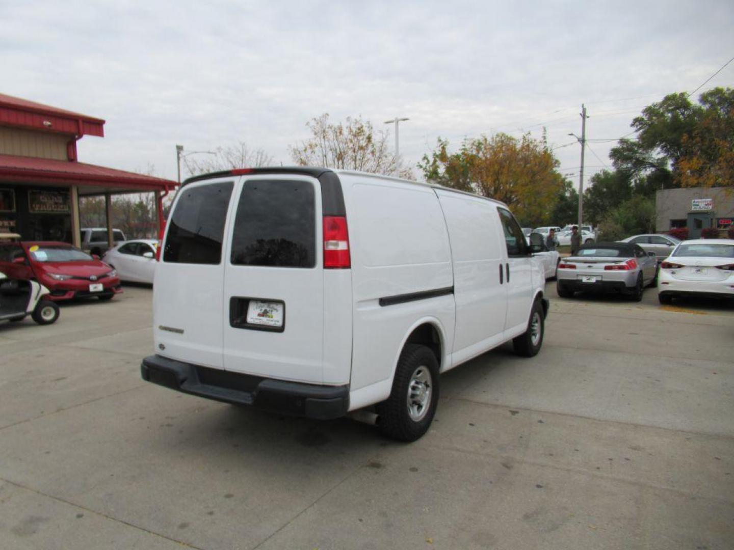 2020 WHITE CHEVROLET EXPRESS G2500 (1GCWGAFGXL1) with an 6.0L engine, Automatic transmission, located at 908 SE 14th Street, Des Moines, IA, 50317, (515) 281-0330, 41.580303, -93.597046 - Photo#4