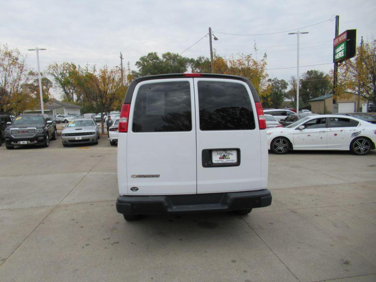 2020 WHITE CHEVROLET EXPRESS G2500 (1GCWGAFGXL1) with an 6.0L engine, Automatic transmission, located at 908 SE 14th Street, Des Moines, IA, 50317, (515) 281-0330, 41.580303, -93.597046 - Photo#5