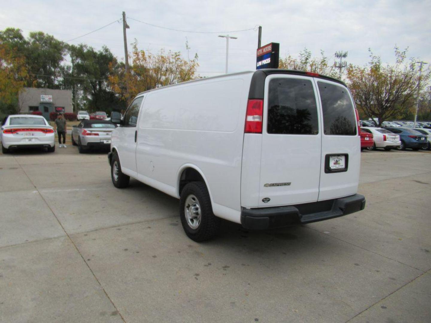 2020 WHITE CHEVROLET EXPRESS G2500 (1GCWGAFGXL1) with an 6.0L engine, Automatic transmission, located at 908 SE 14th Street, Des Moines, IA, 50317, (515) 281-0330, 41.580303, -93.597046 - Photo#6