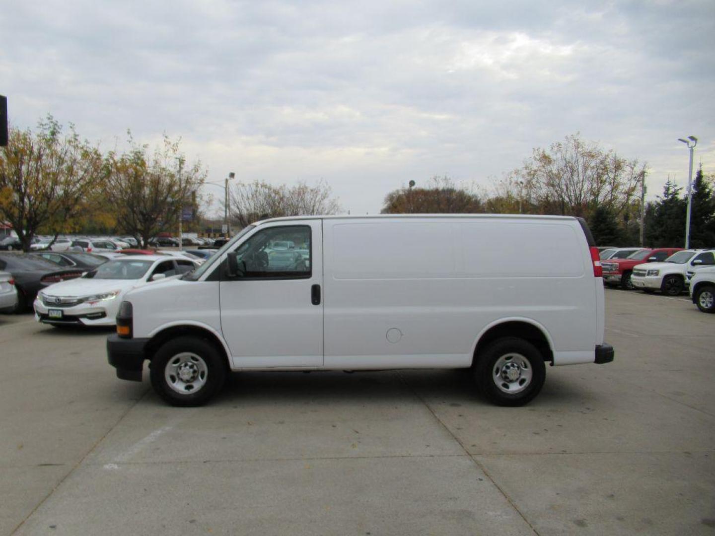 2020 WHITE CHEVROLET EXPRESS G2500 (1GCWGAFGXL1) with an 6.0L engine, Automatic transmission, located at 908 SE 14th Street, Des Moines, IA, 50317, (515) 281-0330, 41.580303, -93.597046 - Photo#7