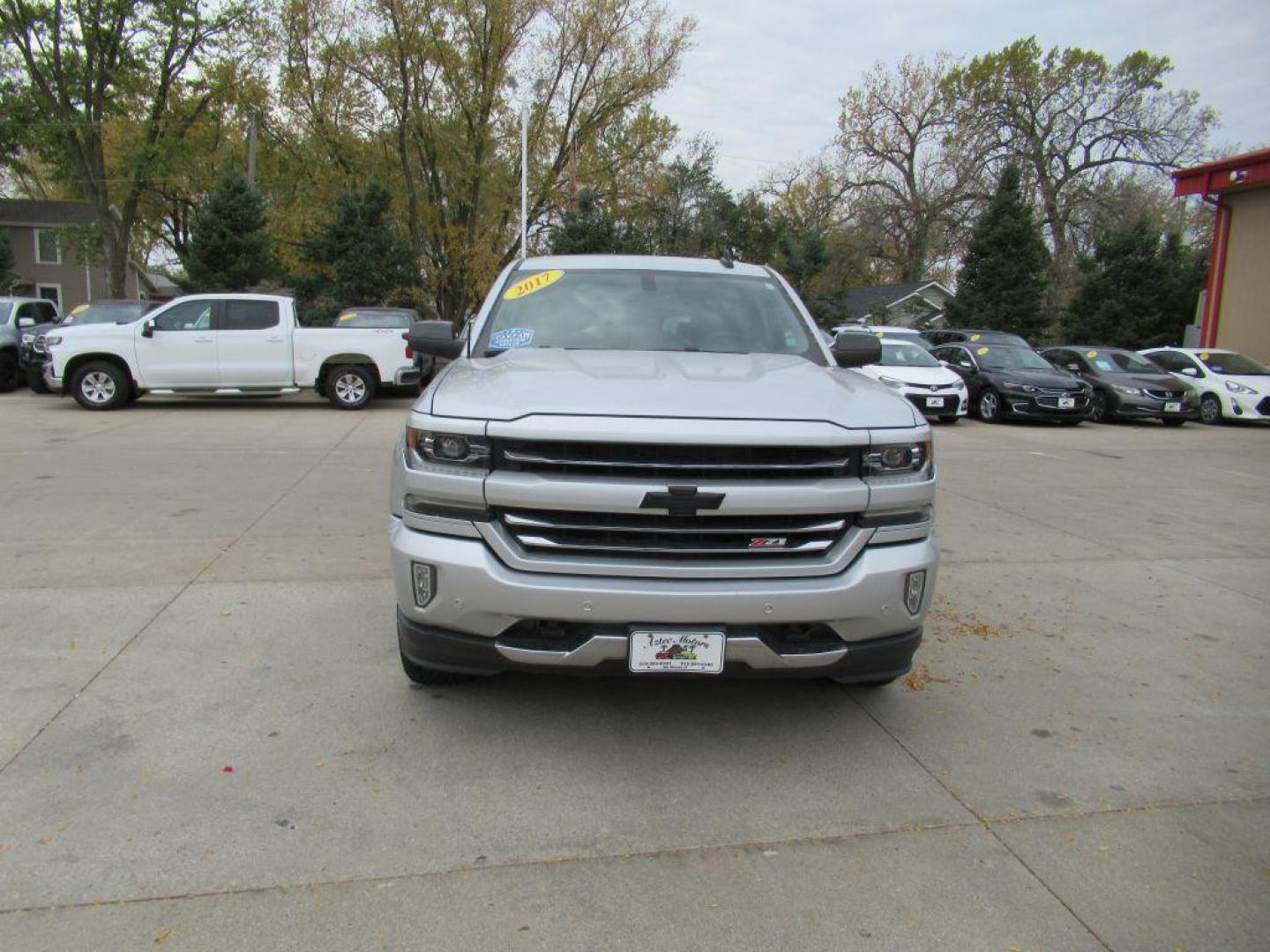 2017 SILVER CHEVROLET SILVERADO 1500 LTZ (1GCVKSECXHZ) with an 5.3L engine, Automatic transmission, located at 908 SE 14th Street, Des Moines, IA, 50317, (515) 281-0330, 41.580303, -93.597046 - Photo#1