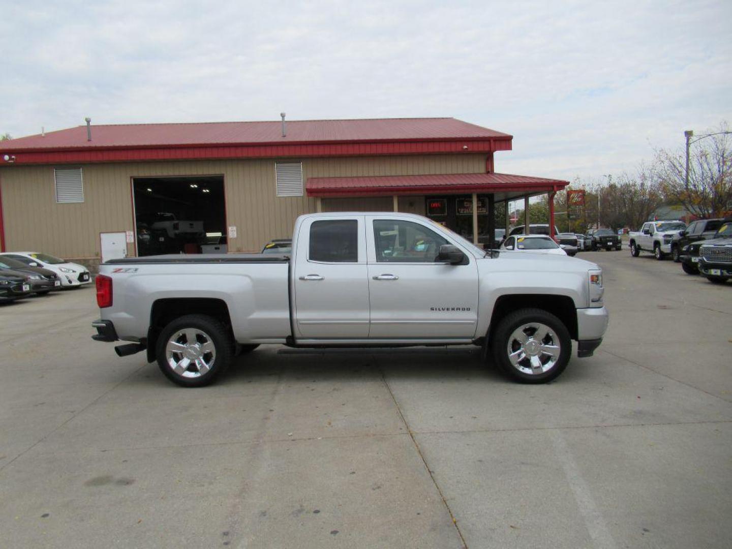 2017 SILVER CHEVROLET SILVERADO 1500 LTZ (1GCVKSECXHZ) with an 5.3L engine, Automatic transmission, located at 908 SE 14th Street, Des Moines, IA, 50317, (515) 281-0330, 41.580303, -93.597046 - Photo#3