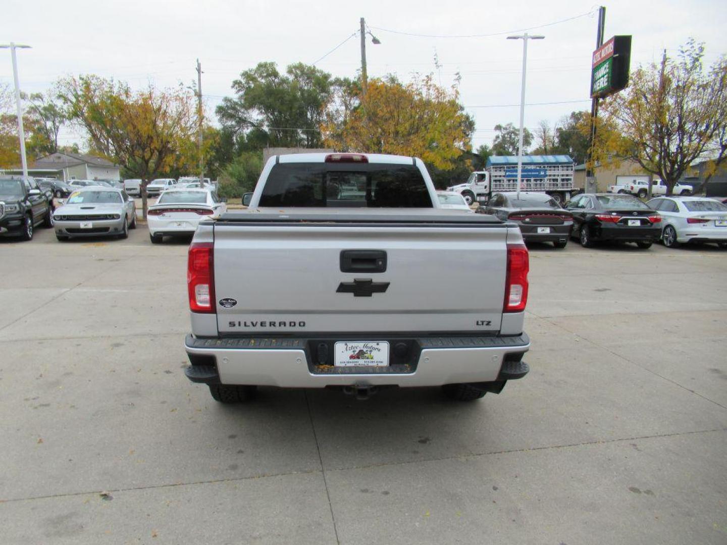 2017 SILVER CHEVROLET SILVERADO 1500 LTZ (1GCVKSECXHZ) with an 5.3L engine, Automatic transmission, located at 908 SE 14th Street, Des Moines, IA, 50317, (515) 281-0330, 41.580303, -93.597046 - Photo#5