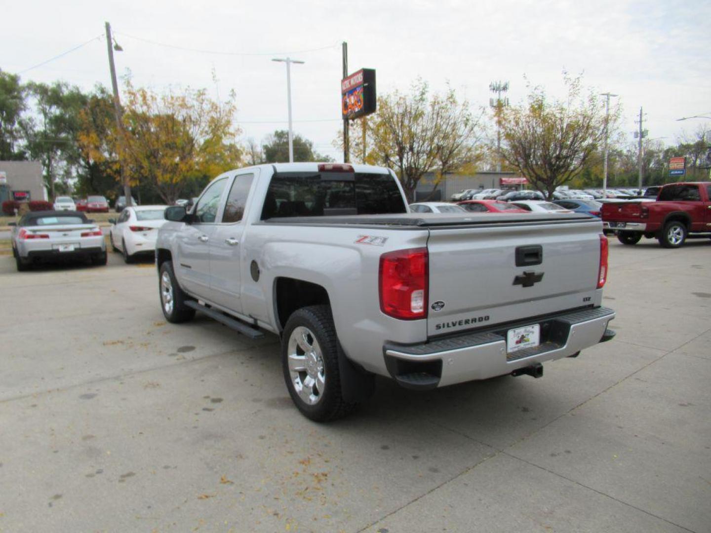 2017 SILVER CHEVROLET SILVERADO 1500 LTZ (1GCVKSECXHZ) with an 5.3L engine, Automatic transmission, located at 908 SE 14th Street, Des Moines, IA, 50317, (515) 281-0330, 41.580303, -93.597046 - Photo#6