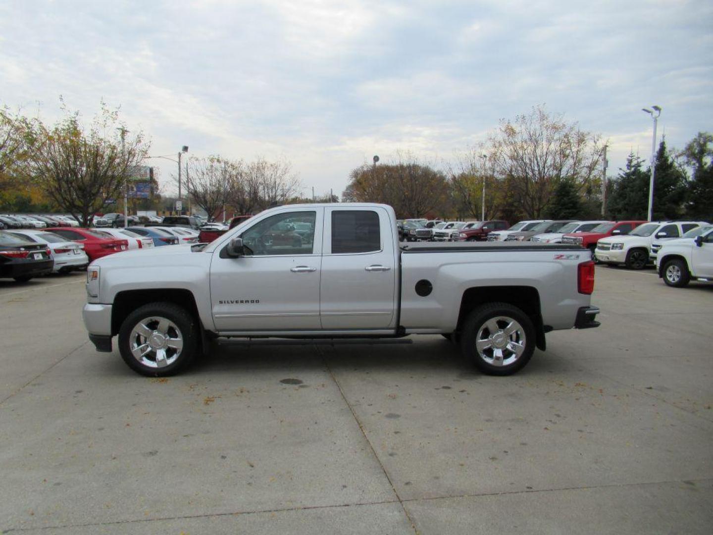 2017 SILVER CHEVROLET SILVERADO 1500 LTZ (1GCVKSECXHZ) with an 5.3L engine, Automatic transmission, located at 908 SE 14th Street, Des Moines, IA, 50317, (515) 281-0330, 41.580303, -93.597046 - Photo#7