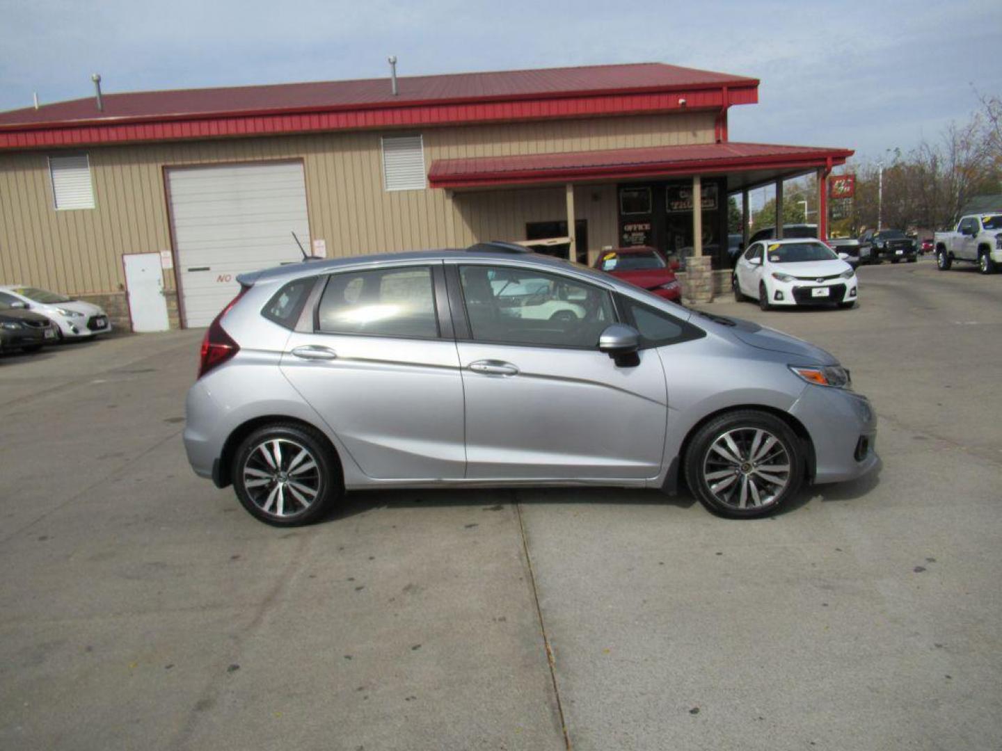 2018 SILVER HONDA FIT EX (3HGGK5H87JM) with an 1.5L engine, Continuously Variable transmission, located at 908 SE 14th Street, Des Moines, IA, 50317, (515) 281-0330, 41.580303, -93.597046 - Photo#3