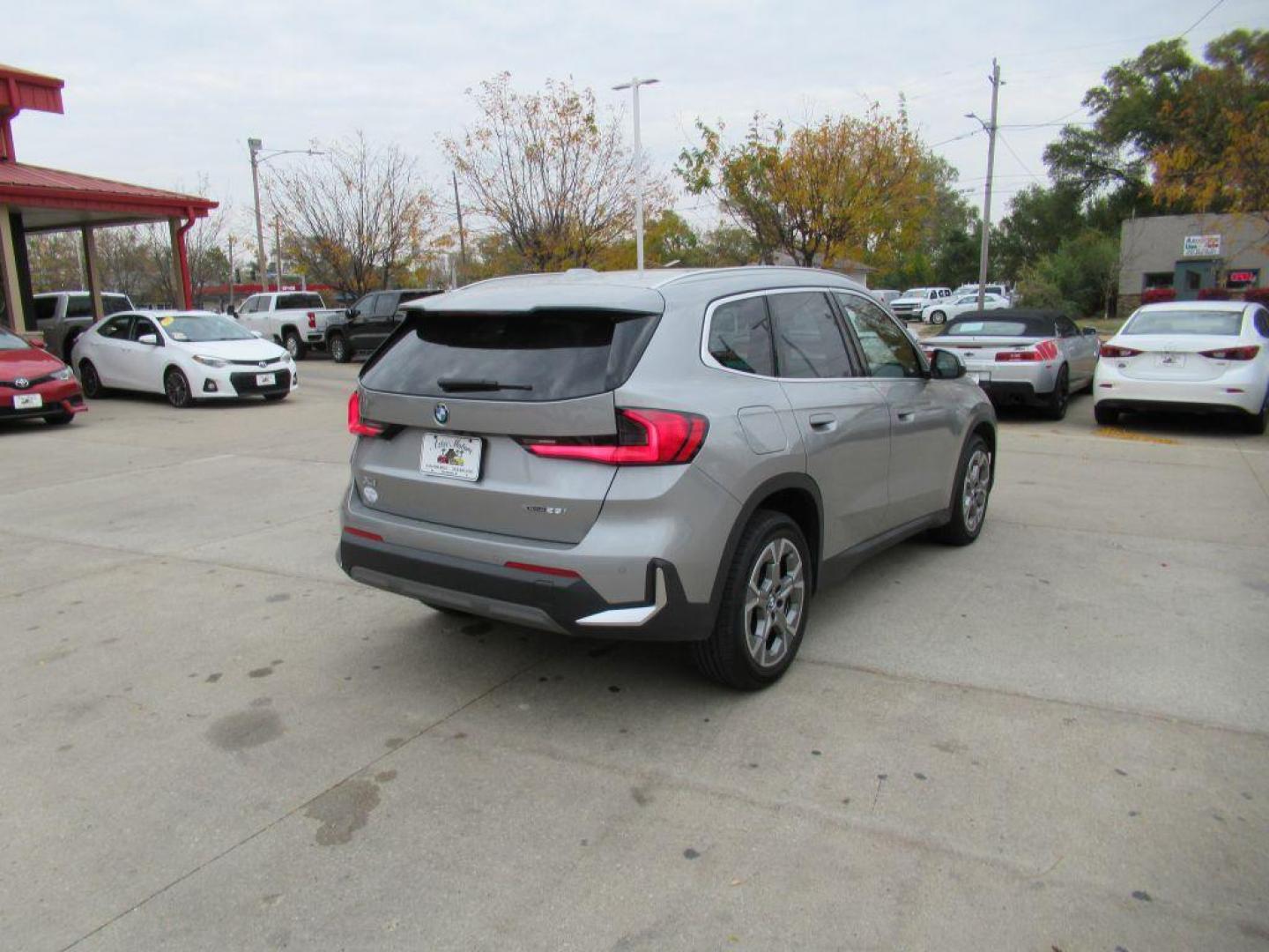 2023 SILVER BMW X1 XDRIVE28I (WBX73EF08P5) with an 2.0L engine, Automatic transmission, located at 908 SE 14th Street, Des Moines, IA, 50317, (515) 281-0330, 41.580303, -93.597046 - Photo#4