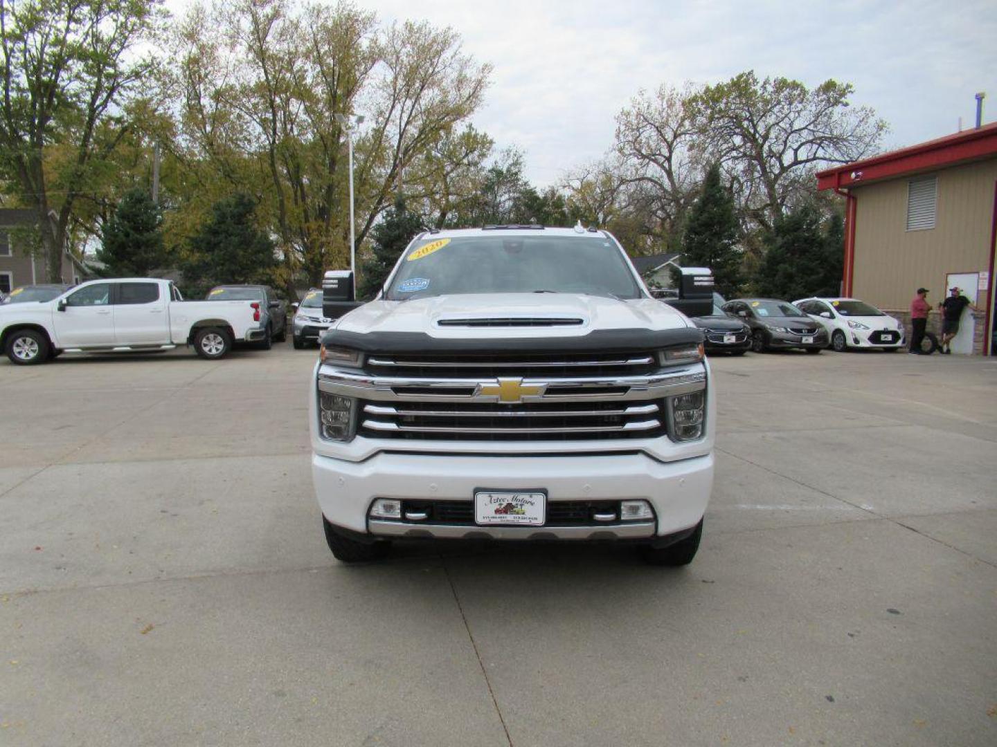 2020 WHITE CHEVROLET SILVERADO 2500 HIGH COUNTRY (1GC4YREY6LF) with an 6.6L engine, Automatic transmission, located at 908 SE 14th Street, Des Moines, IA, 50317, (515) 281-0330, 41.580303, -93.597046 - Photo#1