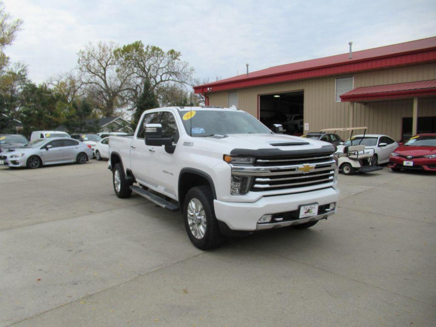 2020 WHITE CHEVROLET SILVERADO 2500 HIGH COUNTRY (1GC4YREY6LF) with an 6.6L engine, Automatic transmission, located at 908 SE 14th Street, Des Moines, IA, 50317, (515) 281-0330, 41.580303, -93.597046 - Photo#2