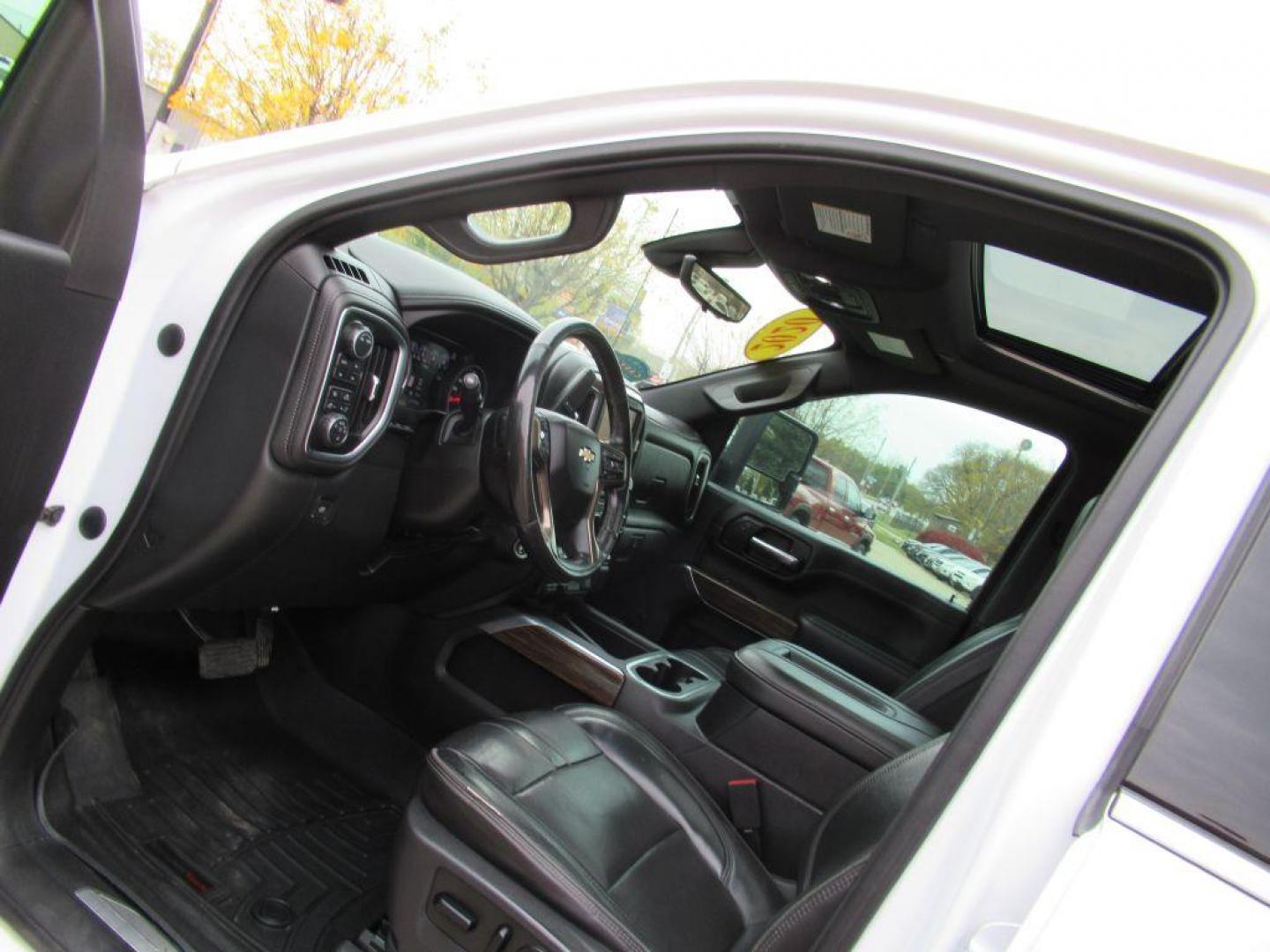 2020 WHITE CHEVROLET SILVERADO 2500 HIGH COUNTRY (1GC4YREY6LF) with an 6.6L engine, Automatic transmission, located at 908 SE 14th Street, Des Moines, IA, 50317, (515) 281-0330, 41.580303, -93.597046 - Photo#29