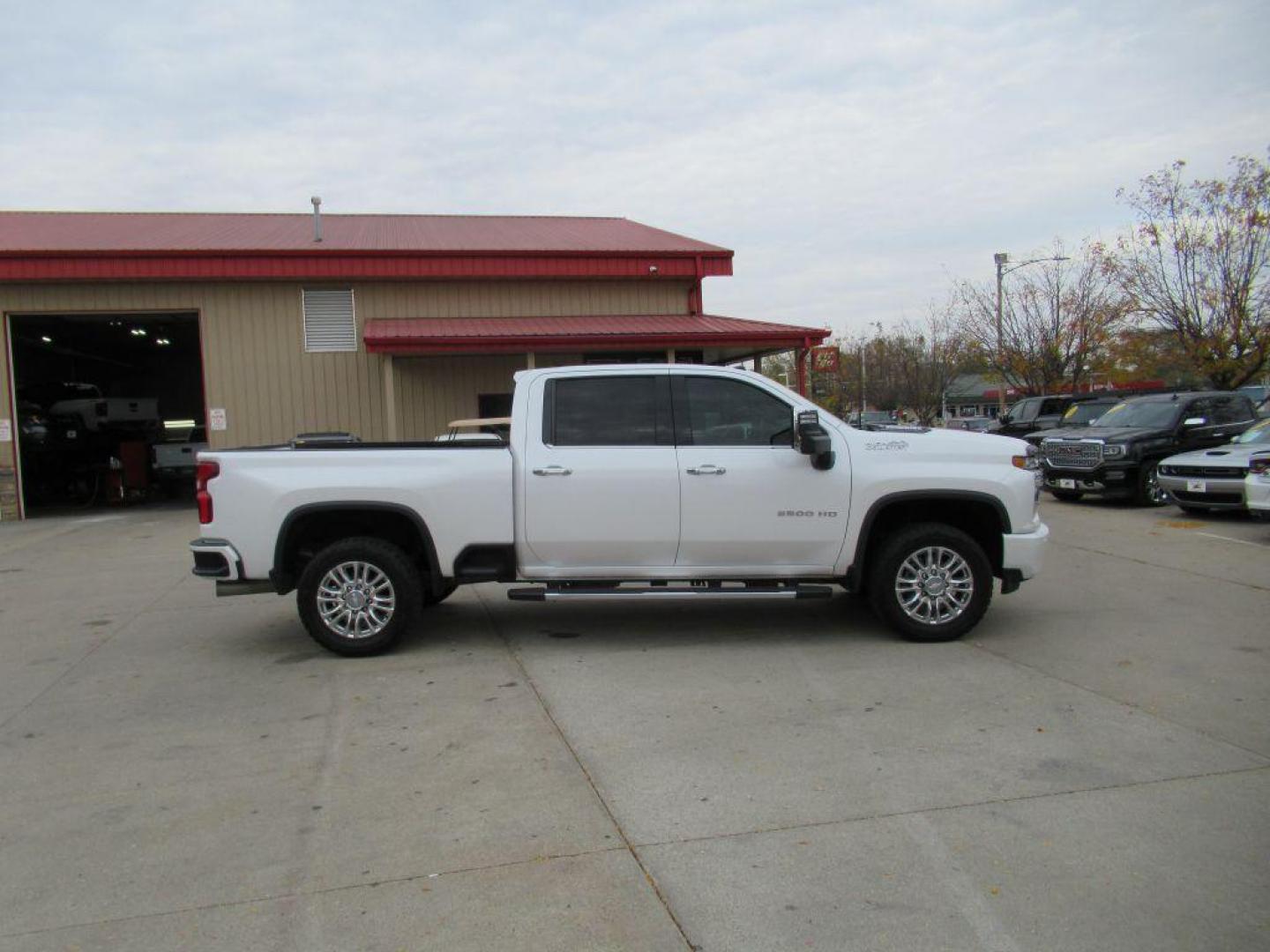 2020 WHITE CHEVROLET SILVERADO 2500 HIGH COUNTRY (1GC4YREY6LF) with an 6.6L engine, Automatic transmission, located at 908 SE 14th Street, Des Moines, IA, 50317, (515) 281-0330, 41.580303, -93.597046 - Photo#3