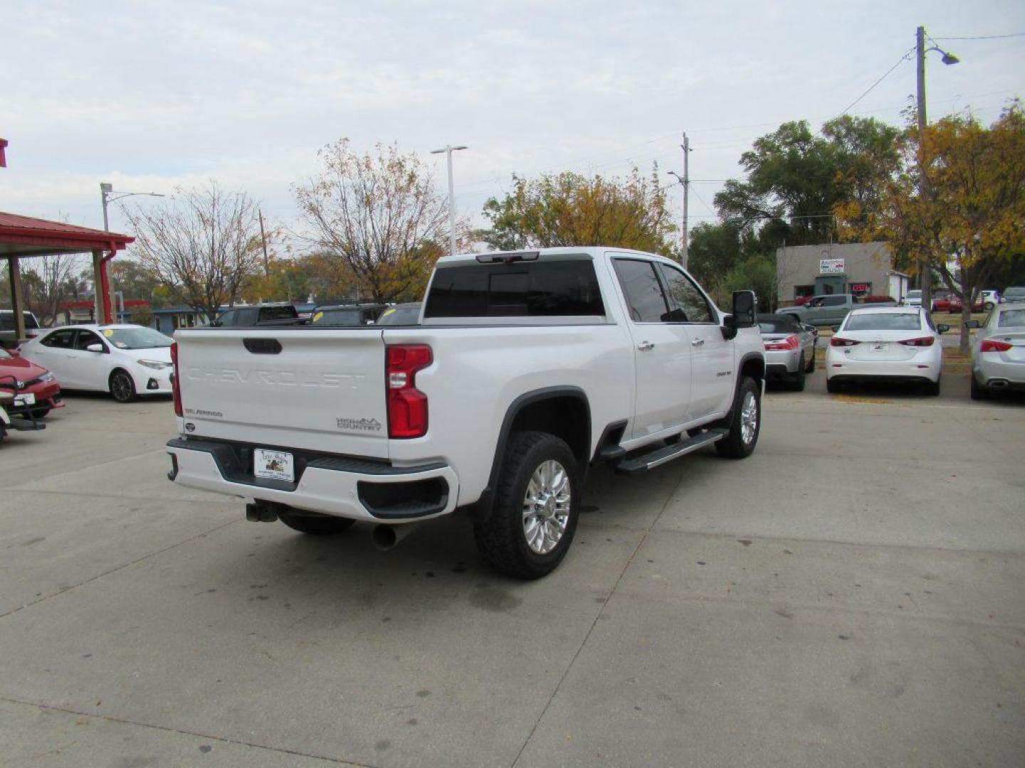 2020 WHITE CHEVROLET SILVERADO 2500 HIGH COUNTRY (1GC4YREY6LF) with an 6.6L engine, Automatic transmission, located at 908 SE 14th Street, Des Moines, IA, 50317, (515) 281-0330, 41.580303, -93.597046 - Photo#4