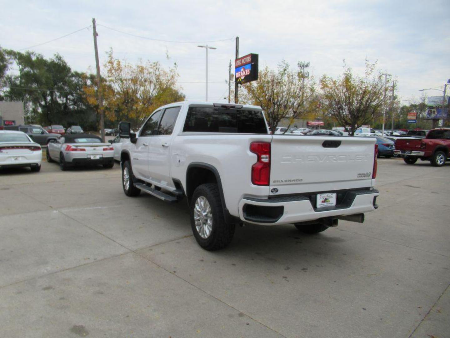 2020 WHITE CHEVROLET SILVERADO 2500 HIGH COUNTRY (1GC4YREY6LF) with an 6.6L engine, Automatic transmission, located at 908 SE 14th Street, Des Moines, IA, 50317, (515) 281-0330, 41.580303, -93.597046 - Photo#6