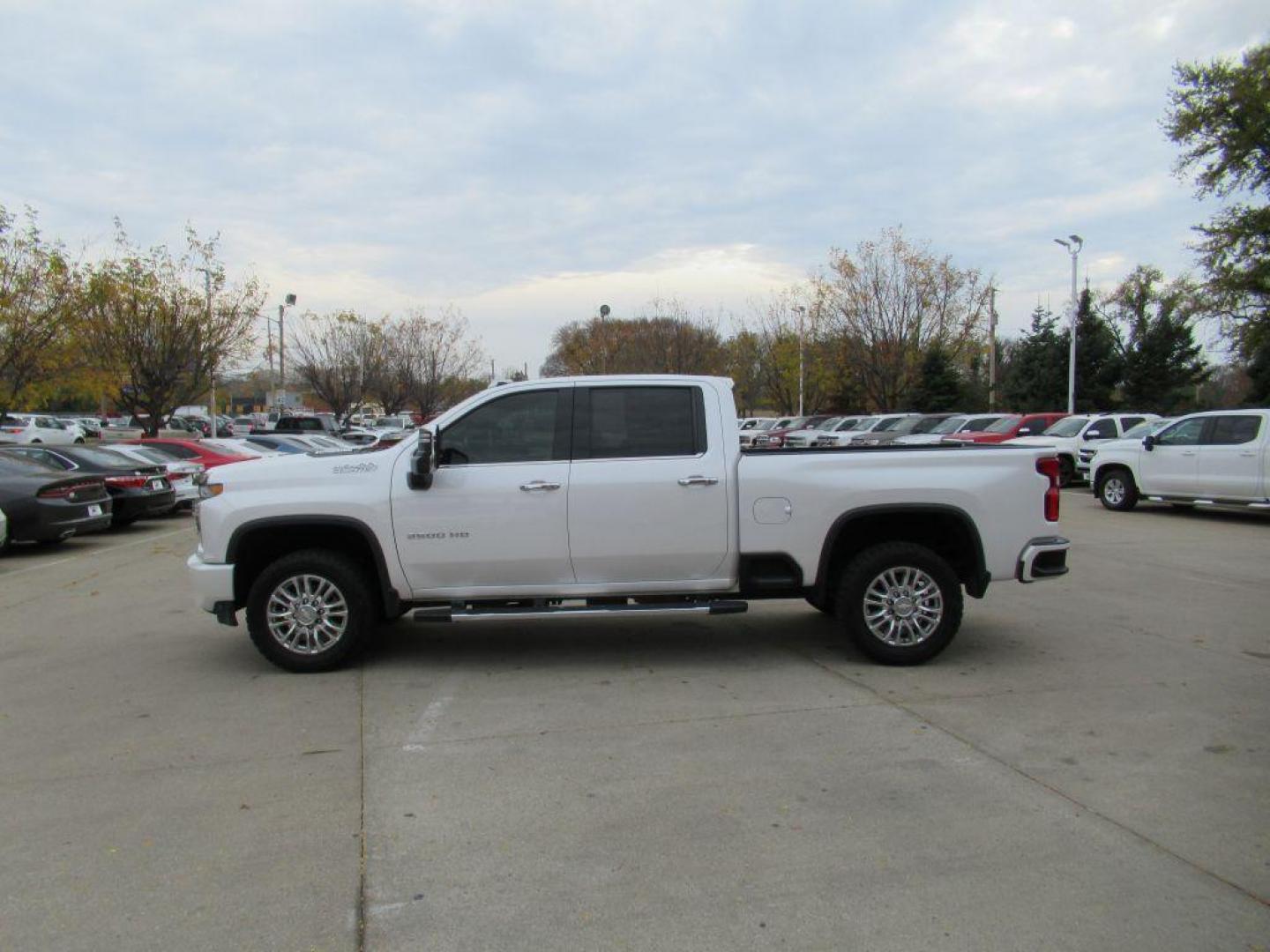 2020 WHITE CHEVROLET SILVERADO 2500 HIGH COUNTRY (1GC4YREY6LF) with an 6.6L engine, Automatic transmission, located at 908 SE 14th Street, Des Moines, IA, 50317, (515) 281-0330, 41.580303, -93.597046 - Photo#7