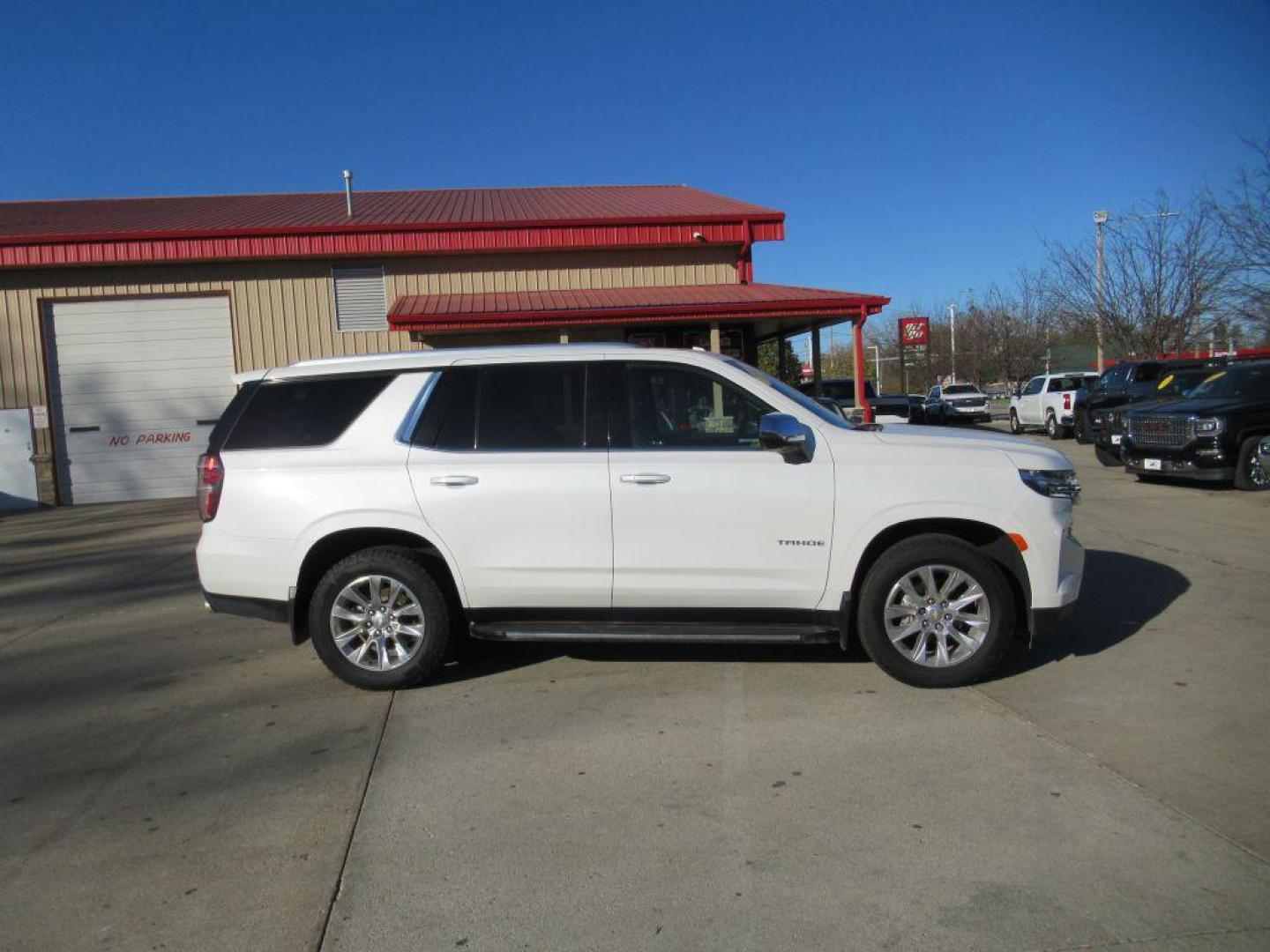 2022 WHITE CHEVROLET TAHOE 1500 PREMIER (1GNSKSKLXNR) with an 6.2L engine, Automatic transmission, located at 908 SE 14th Street, Des Moines, IA, 50317, (515) 281-0330, 41.580303, -93.597046 - Photo#3