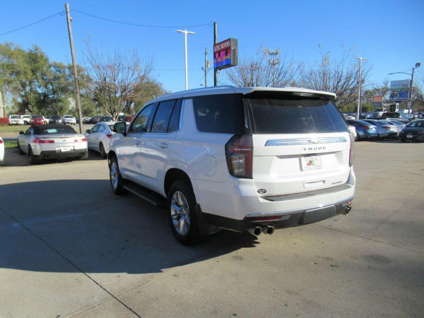 2022 WHITE CHEVROLET TAHOE 1500 PREMIER (1GNSKSKLXNR) with an 6.2L engine, Automatic transmission, located at 908 SE 14th Street, Des Moines, IA, 50317, (515) 281-0330, 41.580303, -93.597046 - Photo#6