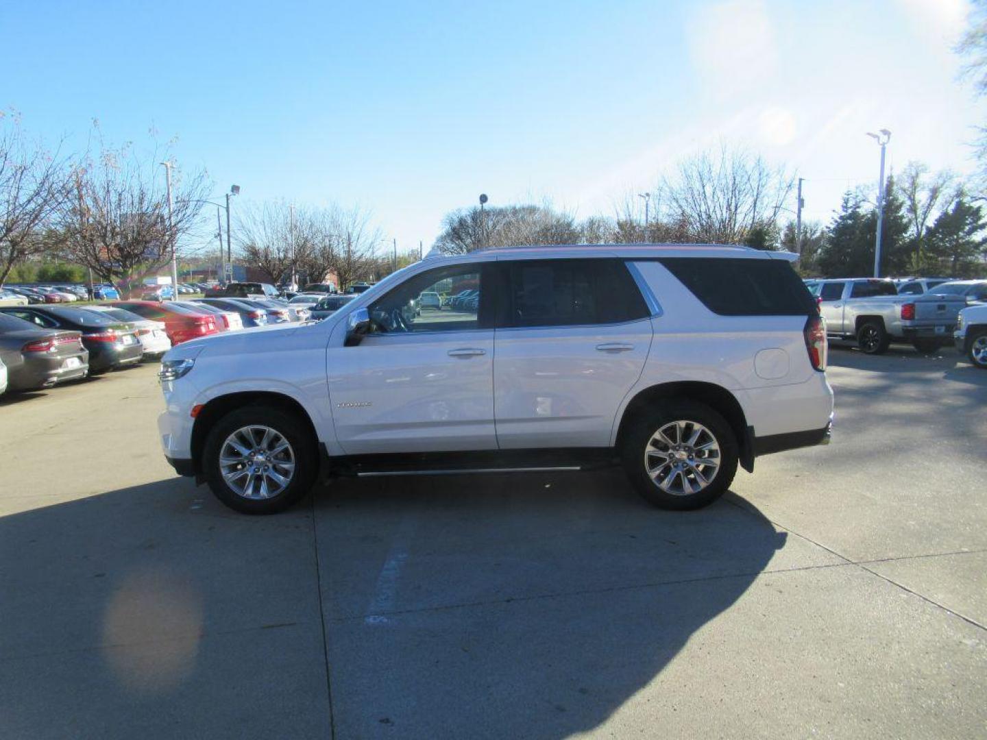 2022 WHITE CHEVROLET TAHOE 1500 PREMIER (1GNSKSKLXNR) with an 6.2L engine, Automatic transmission, located at 908 SE 14th Street, Des Moines, IA, 50317, (515) 281-0330, 41.580303, -93.597046 - Photo#7