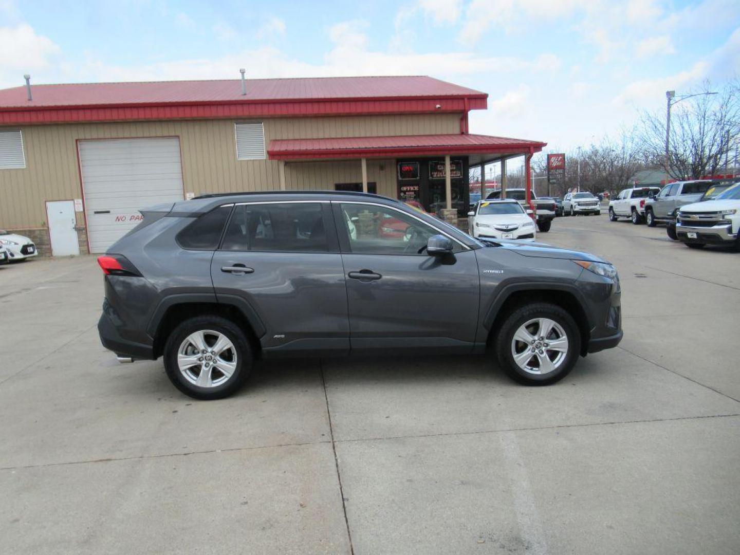 2021 GRAY TOYOTA RAV4 LE (JTMM6RFV1MD) with an 2.5L engine, Automatic transmission, located at 908 SE 14th Street, Des Moines, IA, 50317, (515) 281-0330, 41.580303, -93.597046 - Photo#3