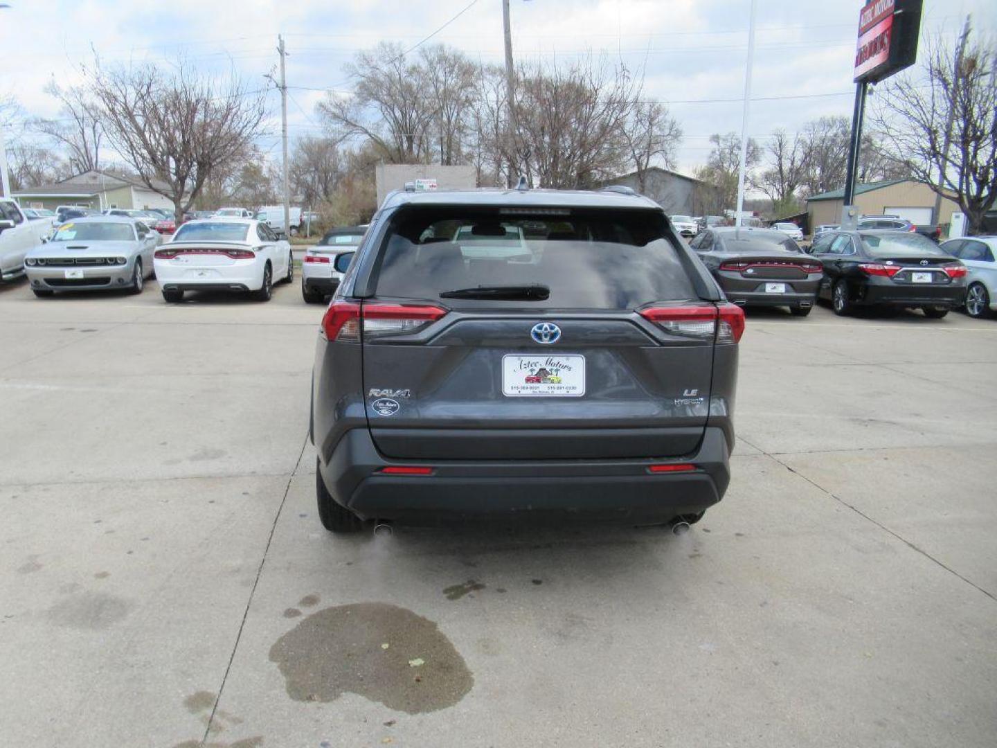 2021 GRAY TOYOTA RAV4 LE (JTMM6RFV1MD) with an 2.5L engine, Automatic transmission, located at 908 SE 14th Street, Des Moines, IA, 50317, (515) 281-0330, 41.580303, -93.597046 - Photo#5