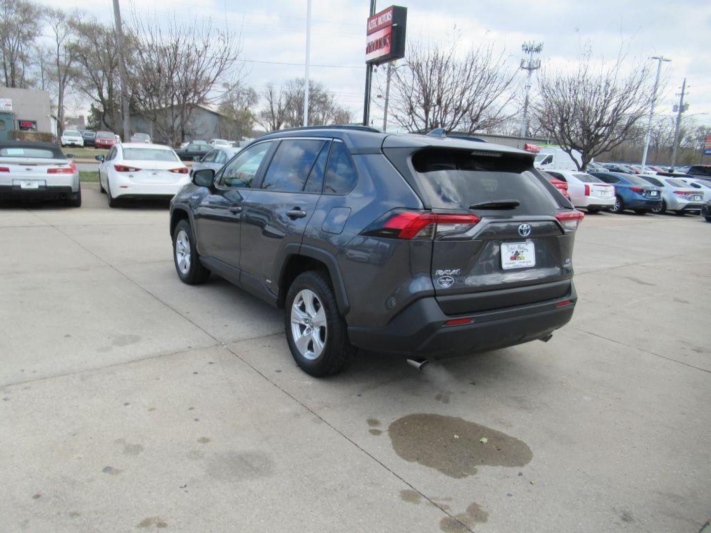 2021 GRAY TOYOTA RAV4 LE (JTMM6RFV1MD) with an 2.5L engine, Automatic transmission, located at 908 SE 14th Street, Des Moines, IA, 50317, (515) 281-0330, 41.580303, -93.597046 - Photo#6