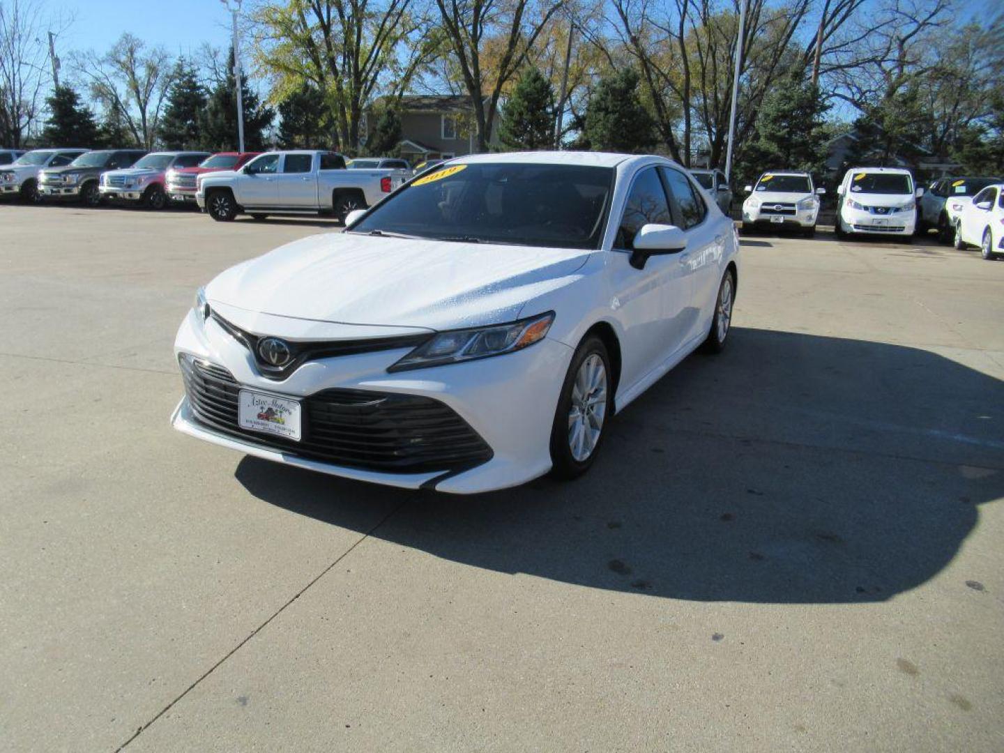 2019 WHITE TOYOTA CAMRY LE (4T1B11HK7KU) with an 2.5L engine, Automatic transmission, located at 908 SE 14th Street, Des Moines, IA, 50317, (515) 281-0330, 41.580303, -93.597046 - Photo#0