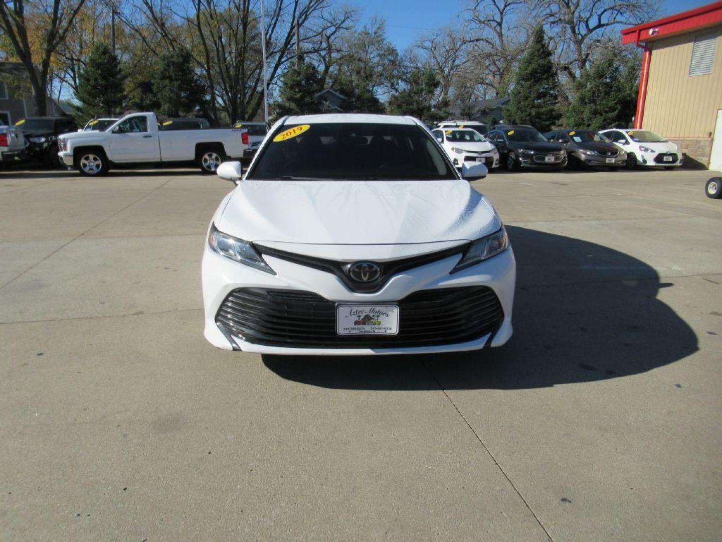 2019 WHITE TOYOTA CAMRY LE (4T1B11HK7KU) with an 2.5L engine, Automatic transmission, located at 908 SE 14th Street, Des Moines, IA, 50317, (515) 281-0330, 41.580303, -93.597046 - Photo#1