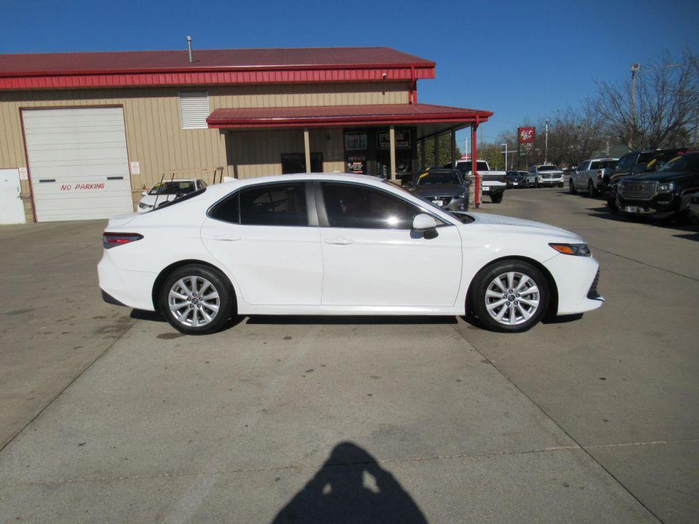 2019 WHITE TOYOTA CAMRY LE (4T1B11HK7KU) with an 2.5L engine, Automatic transmission, located at 908 SE 14th Street, Des Moines, IA, 50317, (515) 281-0330, 41.580303, -93.597046 - Photo#3