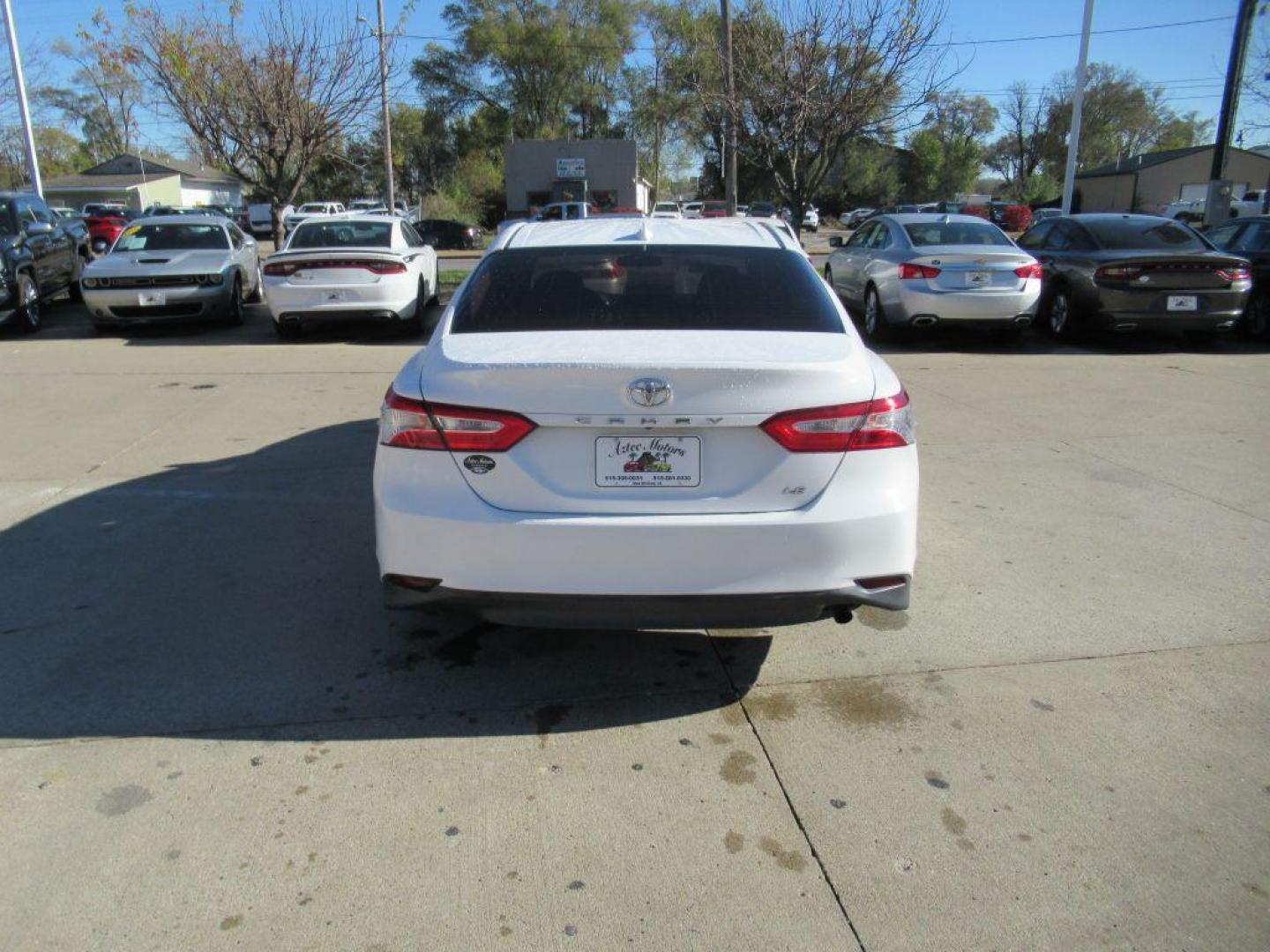 2019 WHITE TOYOTA CAMRY LE (4T1B11HK7KU) with an 2.5L engine, Automatic transmission, located at 908 SE 14th Street, Des Moines, IA, 50317, (515) 281-0330, 41.580303, -93.597046 - Photo#5