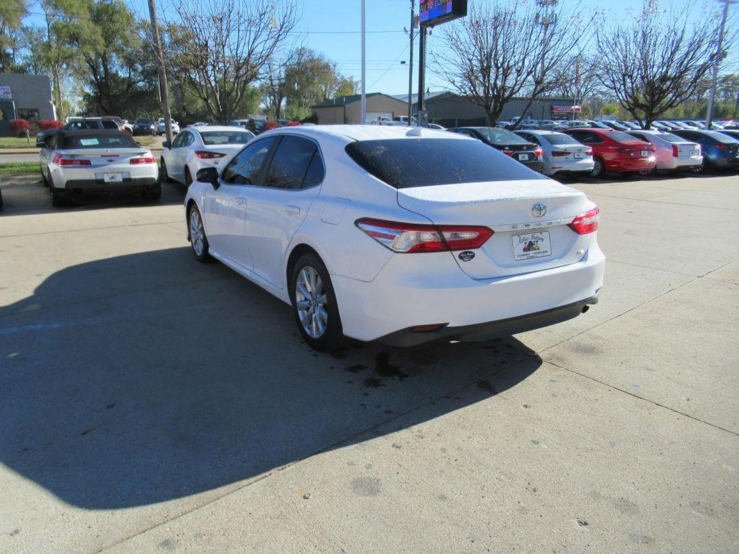 2019 WHITE TOYOTA CAMRY LE (4T1B11HK7KU) with an 2.5L engine, Automatic transmission, located at 908 SE 14th Street, Des Moines, IA, 50317, (515) 281-0330, 41.580303, -93.597046 - Photo#6